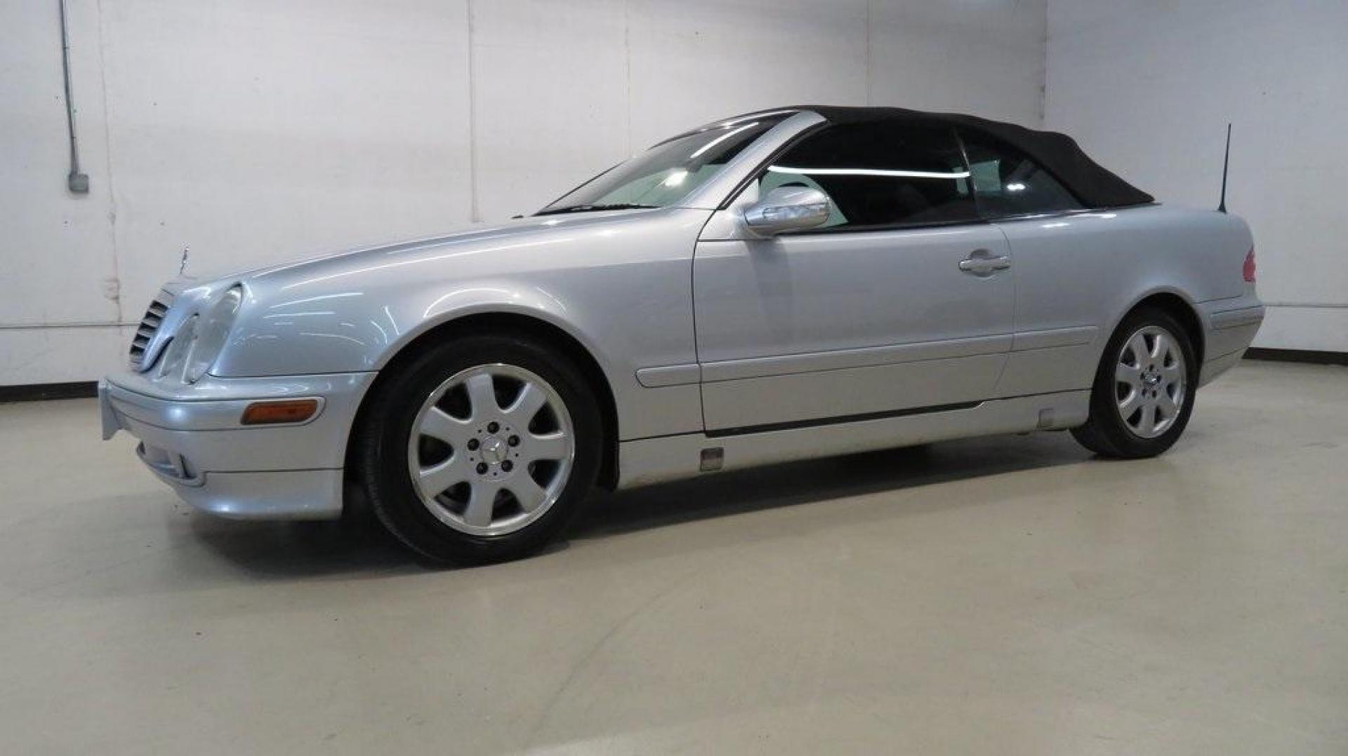 2002 Brilliant Silver Metallic /Pebble Gray Mercedes-Benz CLK CLK 320 (WDBLK65G32T) with an 3.2L V6 SMPI SOHC engine, Automatic transmission, located at 15300 Midway Rd., Addison, TX, 75001, (972) 702-0011, 32.958321, -96.838074 - HOME OF THE NO HAGGLE PRICE - WHOLESALE PRICES TO THE PUBLIC!! CLK 320, 2D Convertible, 3.2L V6 SMPI SOHC, 5-Speed Automatic with Overdrive, RWD, Silver, Pebble Gray Leather.<br><br>Silver 2002 Mercedes-Benz CLK CLK 320<br><br>19/26 City/Highway MPG<br><br><br>At Midway Auto Group, we strive to prov - Photo#4