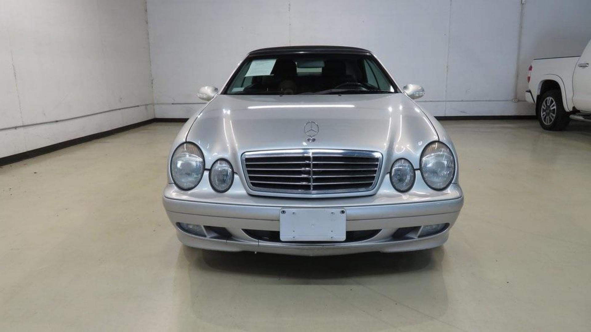 2002 Brilliant Silver Metallic /Pebble Gray Mercedes-Benz CLK CLK 320 (WDBLK65G32T) with an 3.2L V6 SMPI SOHC engine, Automatic transmission, located at 15300 Midway Rd., Addison, TX, 75001, (972) 702-0011, 32.958321, -96.838074 - HOME OF THE NO HAGGLE PRICE - WHOLESALE PRICES TO THE PUBLIC!! CLK 320, 2D Convertible, 3.2L V6 SMPI SOHC, 5-Speed Automatic with Overdrive, RWD, Silver, Pebble Gray Leather.<br><br>Silver 2002 Mercedes-Benz CLK CLK 320<br><br>19/26 City/Highway MPG<br><br><br>At Midway Auto Group, we strive to prov - Photo#5