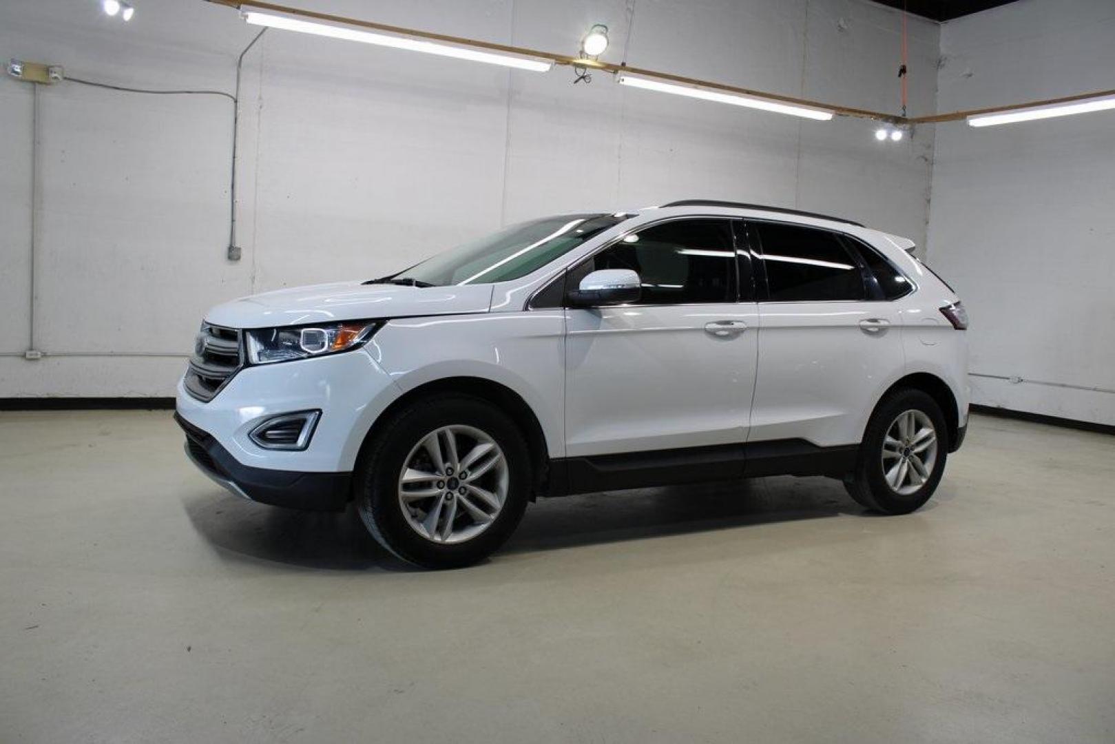 2017 Oxford White /Ebony Ford Edge SEL (2FMPK3J99HB) with an EcoBoost 2.0L I4 GTDi DOHC Turbocharged VCT engine, Automatic transmission, located at 15300 Midway Rd., Addison, TX, 75001, (972) 702-0011, 32.958321, -96.838074 - Photo#4