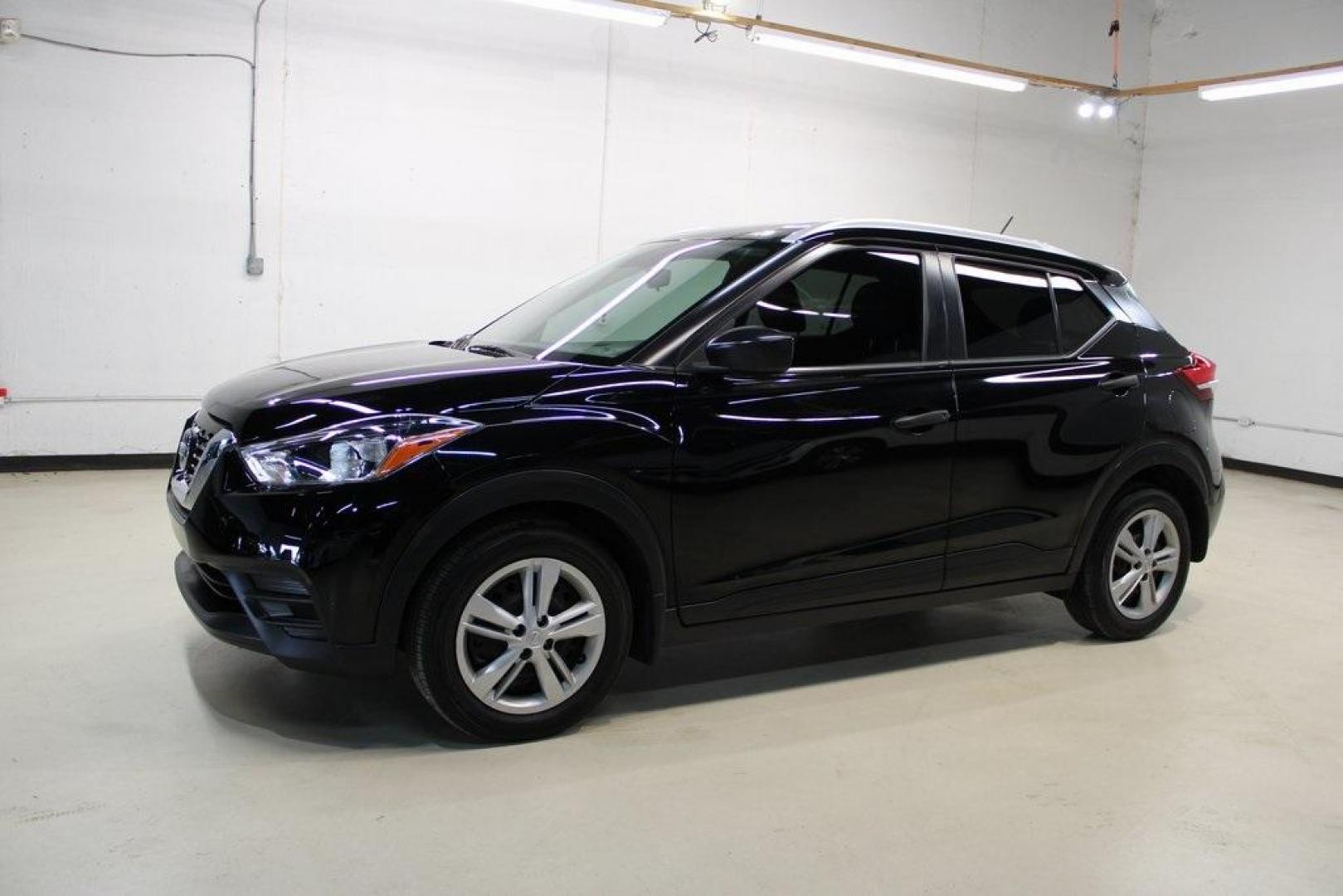 2019 Super Black /Charcoal Nissan Kicks S (3N1CP5CU4KL) with an 1.6L 4-Cylinder DOHC 16V engine, CVT transmission, located at 15300 Midway Rd., Addison, TX, 75001, (972) 702-0011, 32.958321, -96.838074 - Photo#4