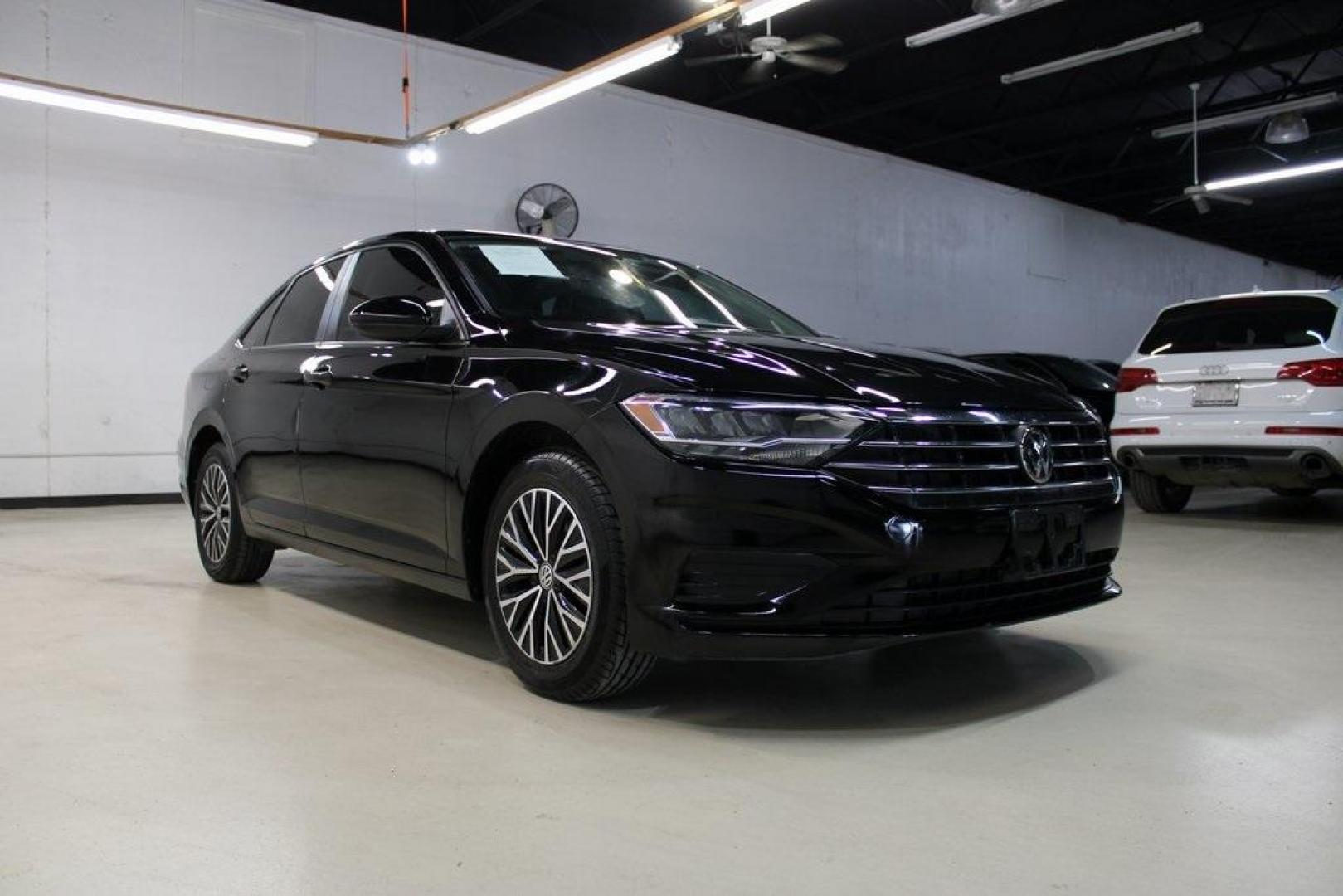 2019 /Titan Black Volkswagen Jetta 1.4T SE (3VWC57BU0KM) with an 1.4L TSI engine, Automatic transmission, located at 15300 Midway Rd., Addison, TX, 75001, (972) 702-0011, 32.958321, -96.838074 - HOME OF THE NO HAGGLE PRICE - WHOLESALE PRICES TO THE PUBLIC!! Jetta 1.4T SE, 4D Sedan, 1.4L TSI, 8-Speed Automatic with Tiptronic, FWD.<br><br>2019 Volkswagen Jetta 1.4T SE<br><br>30/40 City/Highway MPG<br><br>Awards:<br> * 2019 KBB.com 10 Coolest New Cars Under $20,000 * 2019 KBB.com 10 Best Se - Photo#1