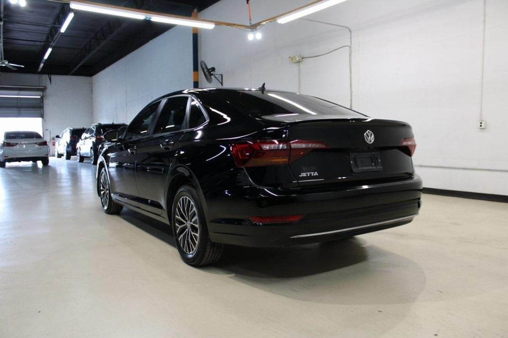 2019 /Titan Black Volkswagen Jetta 1.4T SE (3VWC57BU0KM) with an 1.4L TSI engine, Automatic transmission, located at 15300 Midway Rd., Addison, TX, 75001, (972) 702-0011, 32.958321, -96.838074 - HOME OF THE NO HAGGLE PRICE - WHOLESALE PRICES TO THE PUBLIC!! Jetta 1.4T SE, 4D Sedan, 1.4L TSI, 8-Speed Automatic with Tiptronic, FWD.<br><br>2019 Volkswagen Jetta 1.4T SE<br><br>30/40 City/Highway MPG<br><br>Awards:<br> * 2019 KBB.com 10 Coolest New Cars Under $20,000 * 2019 KBB.com 10 Best Se - Photo#3