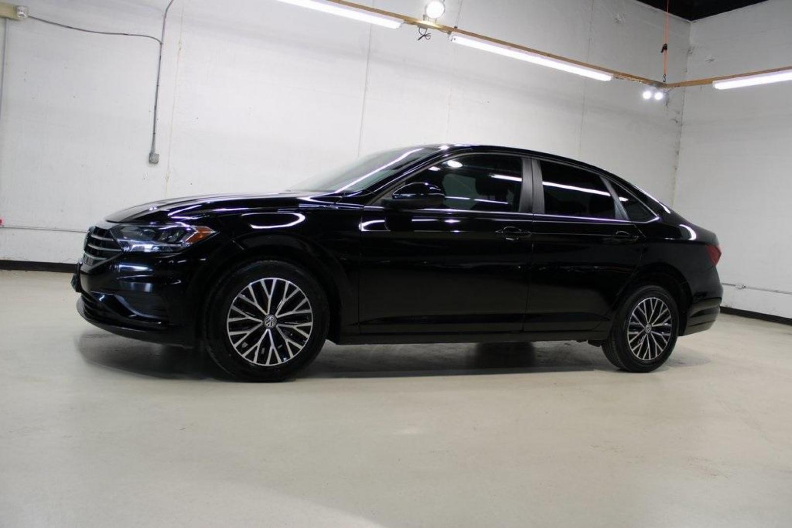 2019 /Titan Black Volkswagen Jetta 1.4T SE (3VWC57BU0KM) with an 1.4L TSI engine, Automatic transmission, located at 15300 Midway Rd., Addison, TX, 75001, (972) 702-0011, 32.958321, -96.838074 - HOME OF THE NO HAGGLE PRICE - WHOLESALE PRICES TO THE PUBLIC!! Jetta 1.4T SE, 4D Sedan, 1.4L TSI, 8-Speed Automatic with Tiptronic, FWD.<br><br>2019 Volkswagen Jetta 1.4T SE<br><br>30/40 City/Highway MPG<br><br>Awards:<br> * 2019 KBB.com 10 Coolest New Cars Under $20,000 * 2019 KBB.com 10 Best Se - Photo#4