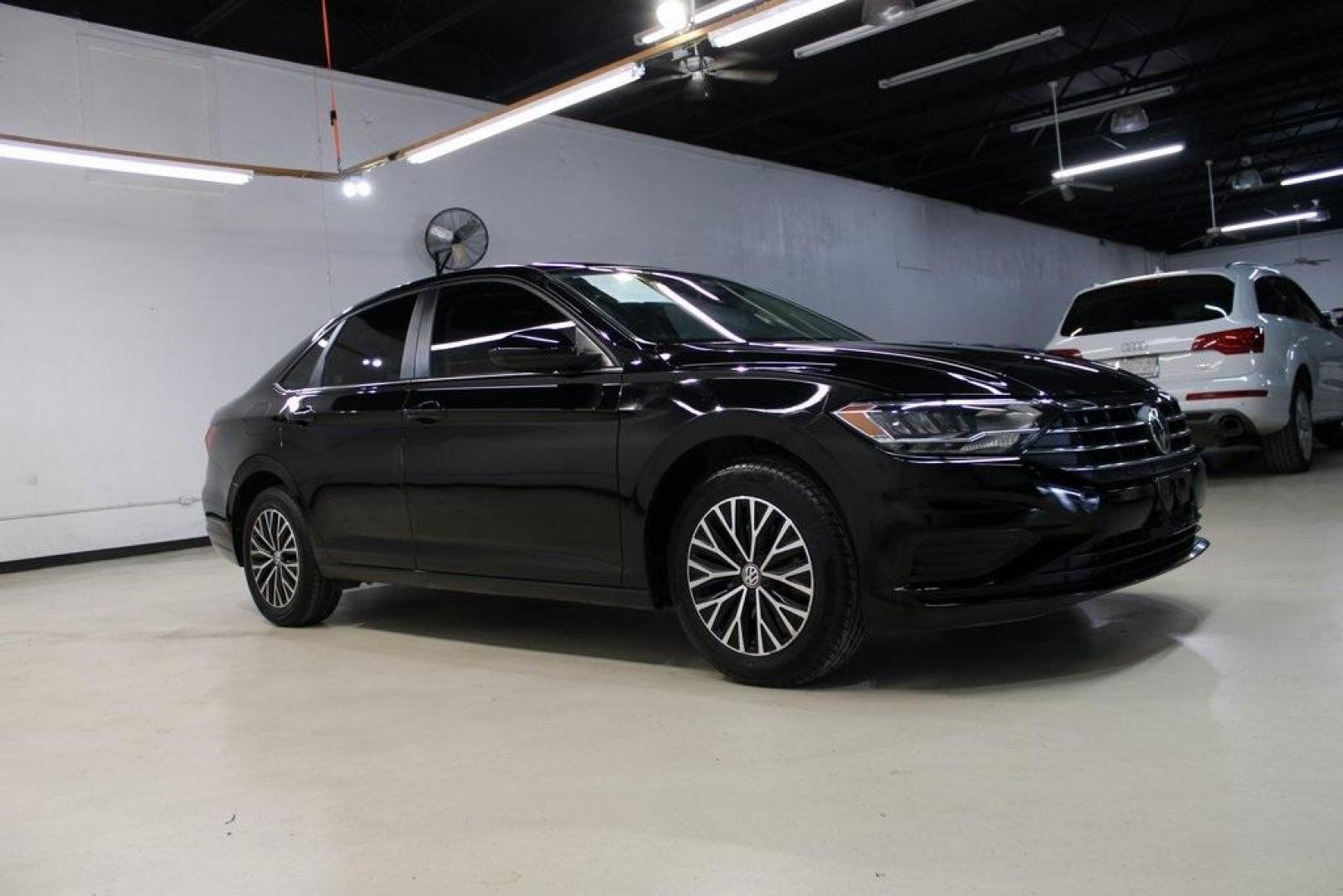 2019 /Titan Black Volkswagen Jetta 1.4T SE (3VWC57BU0KM) with an 1.4L TSI engine, Automatic transmission, located at 15300 Midway Rd., Addison, TX, 75001, (972) 702-0011, 32.958321, -96.838074 - HOME OF THE NO HAGGLE PRICE - WHOLESALE PRICES TO THE PUBLIC!! Jetta 1.4T SE, 4D Sedan, 1.4L TSI, 8-Speed Automatic with Tiptronic, FWD.<br><br>2019 Volkswagen Jetta 1.4T SE<br><br>30/40 City/Highway MPG<br><br>Awards:<br> * 2019 KBB.com 10 Coolest New Cars Under $20,000 * 2019 KBB.com 10 Best Se - Photo#6