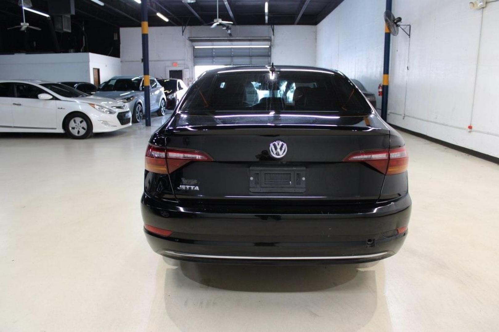 2019 /Titan Black Volkswagen Jetta 1.4T SE (3VWC57BU0KM) with an 1.4L TSI engine, Automatic transmission, located at 15300 Midway Rd., Addison, TX, 75001, (972) 702-0011, 32.958321, -96.838074 - HOME OF THE NO HAGGLE PRICE - WHOLESALE PRICES TO THE PUBLIC!! Jetta 1.4T SE, 4D Sedan, 1.4L TSI, 8-Speed Automatic with Tiptronic, FWD.<br><br>2019 Volkswagen Jetta 1.4T SE<br><br>30/40 City/Highway MPG<br><br>Awards:<br> * 2019 KBB.com 10 Coolest New Cars Under $20,000 * 2019 KBB.com 10 Best Se - Photo#7