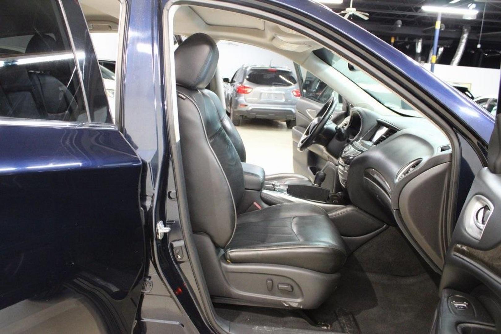 2015 Hermosa Blue /Graphite INFINITI QX60 Base (5N1AL0MN9FC) with an 3.5L V6 engine, CVT transmission, located at 15300 Midway Rd., Addison, TX, 75001, (972) 702-0011, 32.958321, -96.838074 - Photo#16