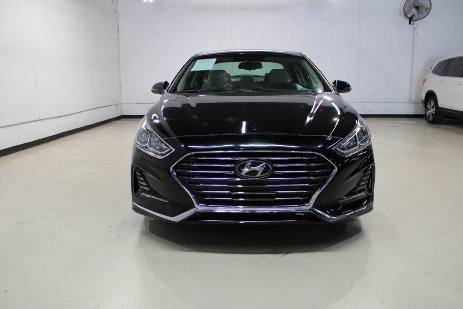 2018 Phantom Black /Beige Hyundai Sonata SEL (5NPE34AF7JH) with an 2.4L I4 DGI DOHC 16V ULEV II 185hp engine, Automatic transmission, located at 15300 Midway Rd., Addison, TX, 75001, (972) 702-0011, 32.958321, -96.838074 - HOME OF THE NO HAGGLE PRICE - WHOLESALE PRICES TO THE PUBLIC!! Sonata SEL, 4D Sedan, 2.4L I4 DGI DOHC 16V ULEV II 185hp, 6-Speed Automatic with Shiftronic, FWD, Phantom Black, Beige Cloth. Odometer is 3573 miles below market average!<br><br>Phantom Black 2018 Hyundai Sonata SEL<br><br>25/35 City/Hig - Photo#6