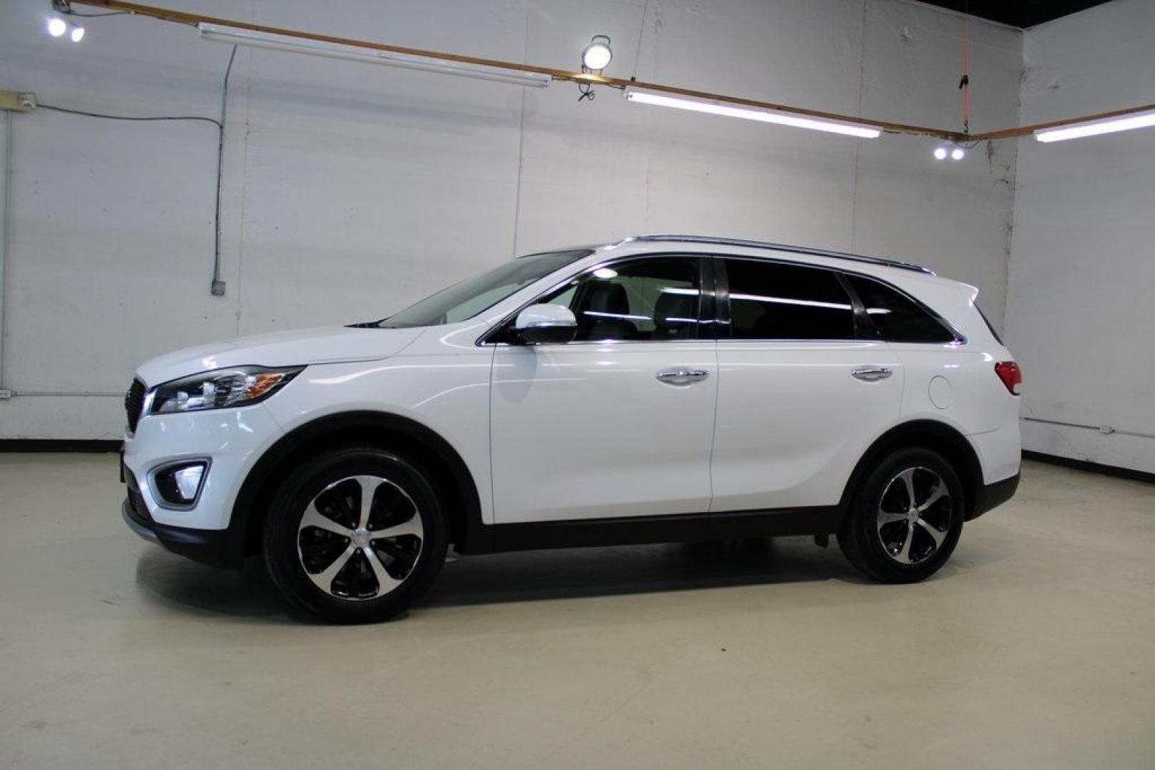 2017 Snow White Pearl /Stone Beige Kia Sorento EX (5XYPH4A53HG) with an 3.3L DOHC engine, Automatic transmission, located at 15300 Midway Rd., Addison, TX, 75001, (972) 702-0011, 32.958321, -96.838074 - Photo#4