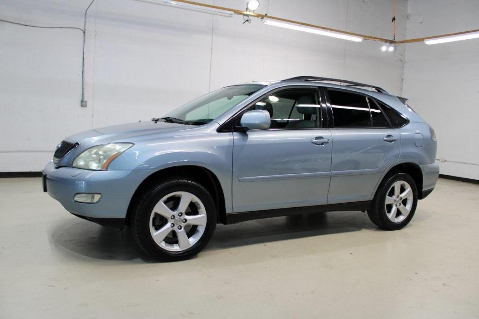 2007 Millennium Silver Metallic /Ivory Lexus RX 350 (JTJGK31U170) with an 3.5L V6 DOHC Dual VVT-i 24V engine, Automatic transmission, located at 15300 Midway Rd., Addison, TX, 75001, (972) 702-0011, 32.958321, -96.838074 - HOME OF THE NO HAGGLE PRICE - WHOLESALE PRICES TO THE PUBLIC!! RX 350, 4D Sport Utility, 3.5L V6 DOHC Dual VVT-i 24V, 5-Speed Automatic with Overdrive, FWD, Silver, Cloth. Odometer is 11308 miles below market average!<br><br>Silver 2007 Lexus RX 350<br><br><br>At Midway Auto Group, we strive to prov - Photo#4