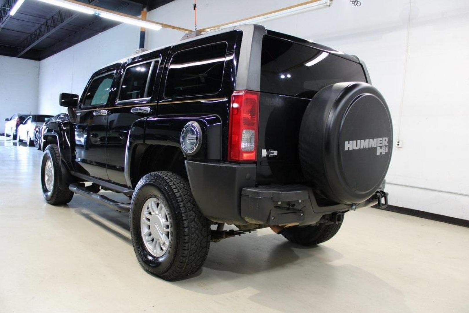 2010 Black /Ebony/Morocco-Toned Hummer H3 Luxury (5GTMNJEE2A8) with an 3.7L 5-Cylinder MPI DOHC engine, Automatic transmission, located at 15300 Midway Rd., Addison, TX, 75001, (972) 702-0011, 32.958321, -96.838074 - HOME OF THE NO HAGGLE PRICE - WHOLESALE PRICES TO THE PUBLIC!! H3 Luxury, 4D Sport Utility, 3.7L 5-Cylinder MPI DOHC, 4-Speed Automatic with Overdrive, 4WD, Black, Ebony/Morocco-Toned Leather.<br><br>Black 2010 Hummer H3 Luxury<br><br>Recent Arrival!<br><br><br>At Midway Auto Group, we strive to pro - Photo#3