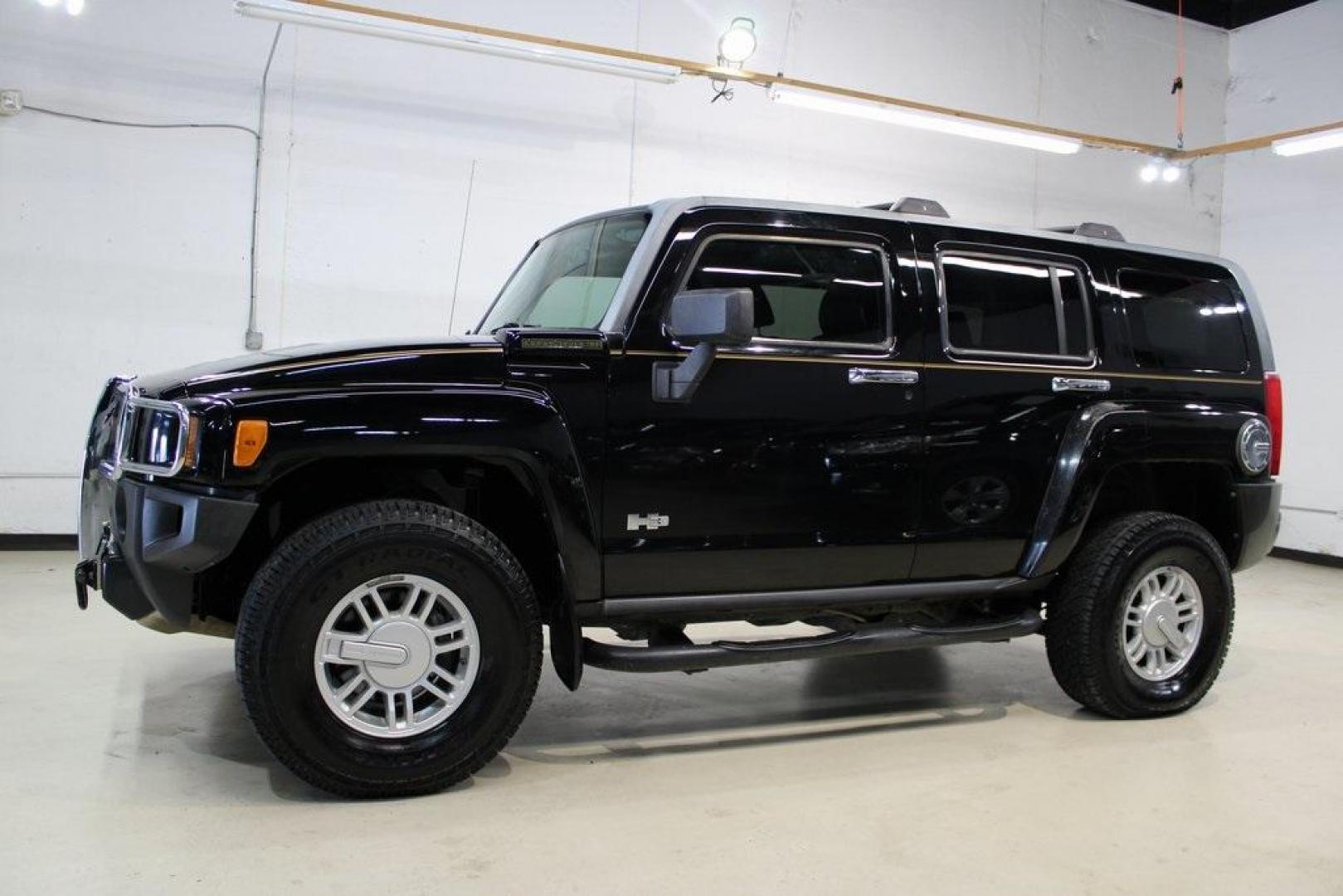 2010 Black /Ebony/Morocco-Toned Hummer H3 Luxury (5GTMNJEE2A8) with an 3.7L 5-Cylinder MPI DOHC engine, Automatic transmission, located at 15300 Midway Rd., Addison, TX, 75001, (972) 702-0011, 32.958321, -96.838074 - HOME OF THE NO HAGGLE PRICE - WHOLESALE PRICES TO THE PUBLIC!! H3 Luxury, 4D Sport Utility, 3.7L 5-Cylinder MPI DOHC, 4-Speed Automatic with Overdrive, 4WD, Black, Ebony/Morocco-Toned Leather.<br><br>Black 2010 Hummer H3 Luxury<br><br>Recent Arrival!<br><br><br>At Midway Auto Group, we strive to pro - Photo#4