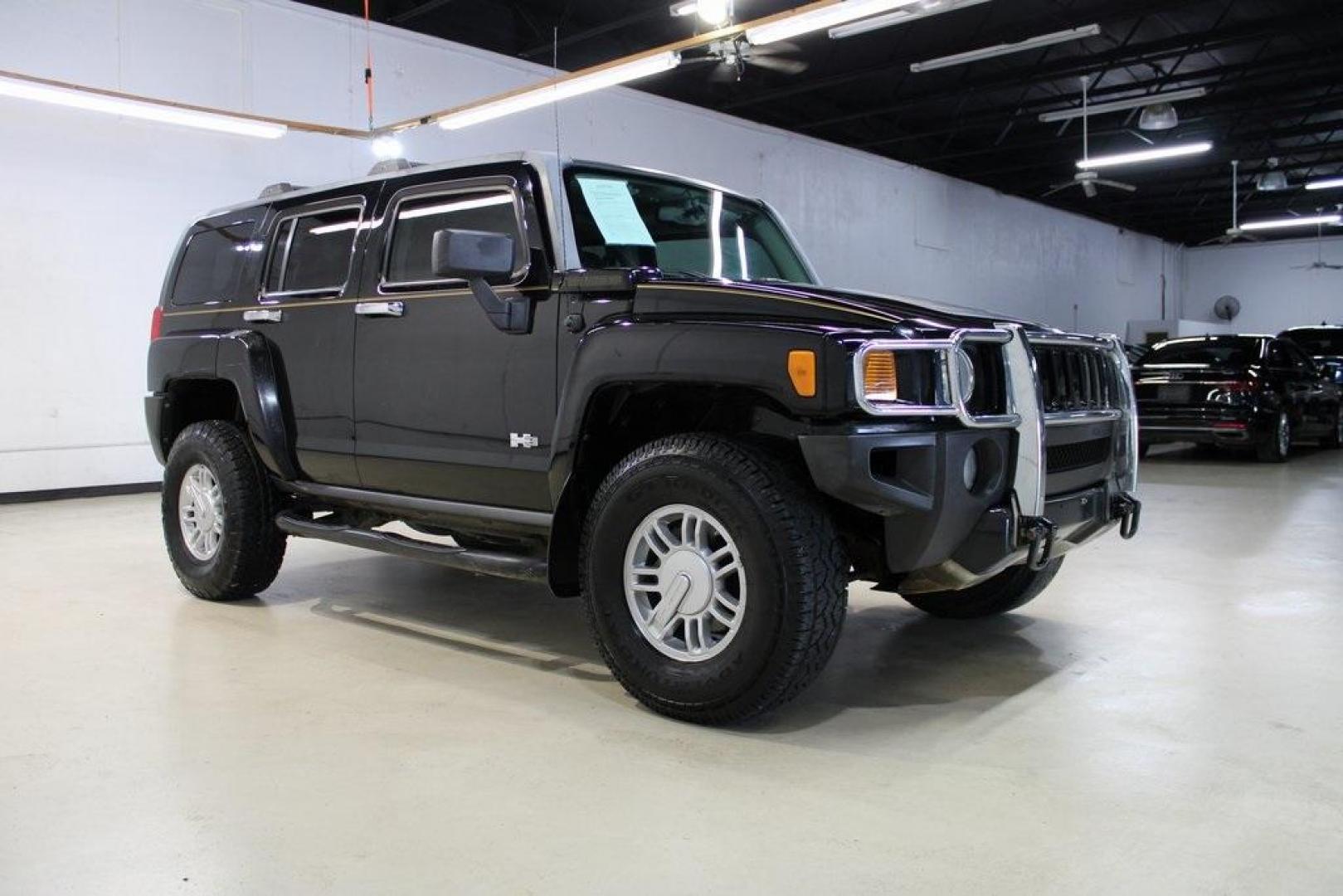 2010 Black /Ebony/Morocco-Toned Hummer H3 Luxury (5GTMNJEE2A8) with an 3.7L 5-Cylinder MPI DOHC engine, Automatic transmission, located at 15300 Midway Rd., Addison, TX, 75001, (972) 702-0011, 32.958321, -96.838074 - HOME OF THE NO HAGGLE PRICE - WHOLESALE PRICES TO THE PUBLIC!! H3 Luxury, 4D Sport Utility, 3.7L 5-Cylinder MPI DOHC, 4-Speed Automatic with Overdrive, 4WD, Black, Ebony/Morocco-Toned Leather.<br><br>Black 2010 Hummer H3 Luxury<br><br>Recent Arrival!<br><br><br>At Midway Auto Group, we strive to pro - Photo#6