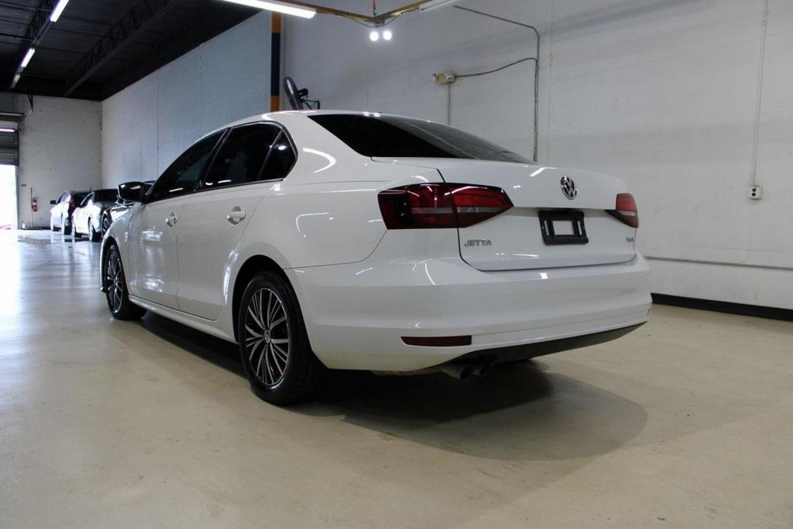 2018 White /Titan Black Volkswagen Jetta 1.4T SE (3VWDB7AJ5JM) with an 1.4L TSI engine, Automatic transmission, located at 15300 Midway Rd., Addison, TX, 75001, (972) 702-0011, 32.958321, -96.838074 - HOME OF THE NO HAGGLE PRICE - WHOLESALE PRICES TO THE PUBLIC!! Jetta 1.4T SE, 4D Sedan, 1.4L TSI, 6-Speed Automatic with Tiptronic, FWD, White.<br><br>White 2018 Volkswagen Jetta 1.4T SE<br><br>28/38 City/Highway MPG<br><br><br>At Midway Auto Group, we strive to provide you with the best quality veh - Photo#3