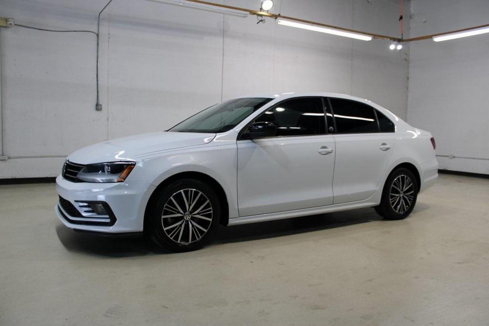 2018 White /Titan Black Volkswagen Jetta 1.4T SE (3VWDB7AJ5JM) with an 1.4L TSI engine, Automatic transmission, located at 15300 Midway Rd., Addison, TX, 75001, (972) 702-0011, 32.958321, -96.838074 - HOME OF THE NO HAGGLE PRICE - WHOLESALE PRICES TO THE PUBLIC!! Jetta 1.4T SE, 4D Sedan, 1.4L TSI, 6-Speed Automatic with Tiptronic, FWD, White.<br><br>White 2018 Volkswagen Jetta 1.4T SE<br><br>28/38 City/Highway MPG<br><br><br>At Midway Auto Group, we strive to provide you with the best quality veh - Photo#4