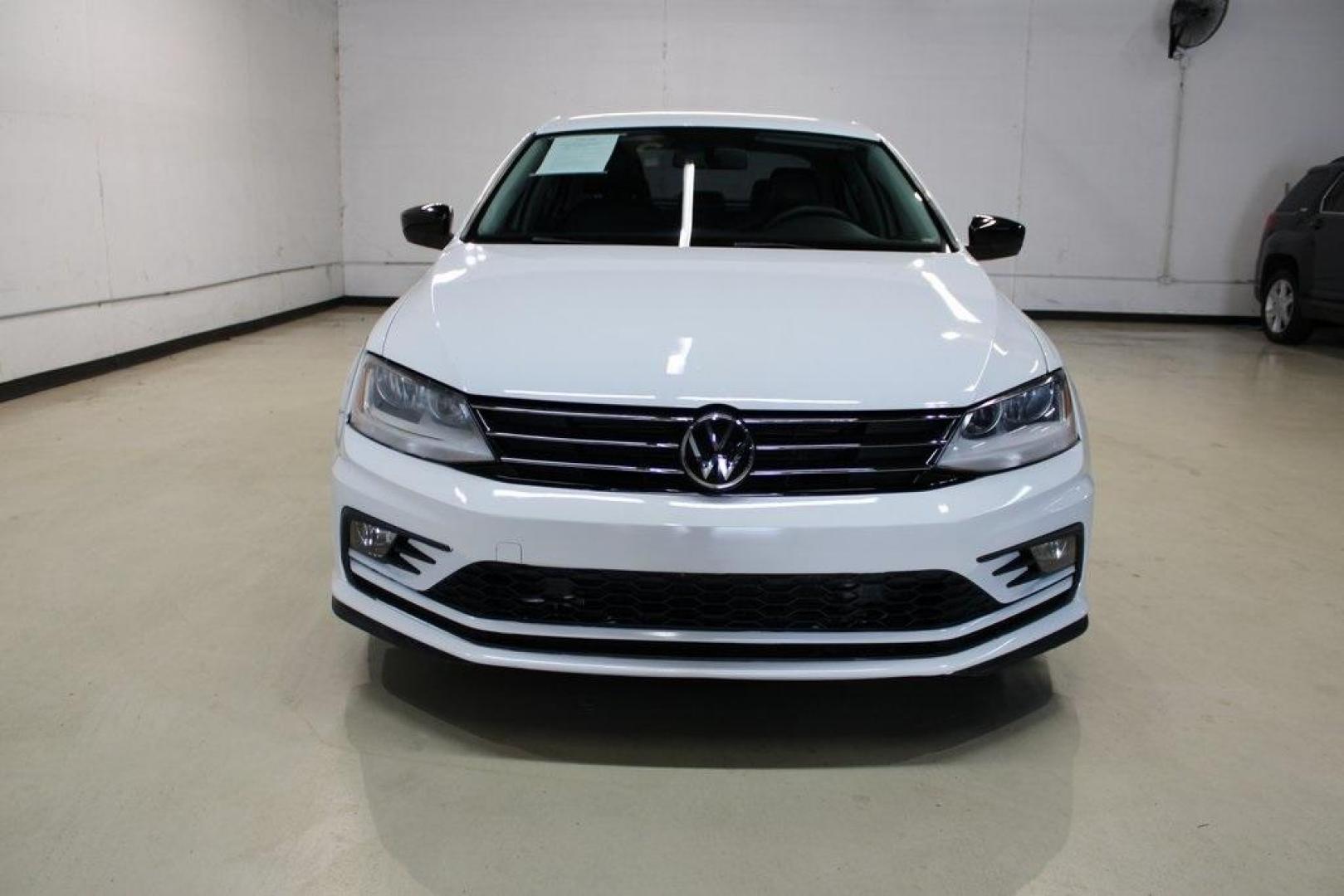 2018 White /Titan Black Volkswagen Jetta 1.4T SE (3VWDB7AJ5JM) with an 1.4L TSI engine, Automatic transmission, located at 15300 Midway Rd., Addison, TX, 75001, (972) 702-0011, 32.958321, -96.838074 - HOME OF THE NO HAGGLE PRICE - WHOLESALE PRICES TO THE PUBLIC!! Jetta 1.4T SE, 4D Sedan, 1.4L TSI, 6-Speed Automatic with Tiptronic, FWD, White.<br><br>White 2018 Volkswagen Jetta 1.4T SE<br><br>28/38 City/Highway MPG<br><br><br>At Midway Auto Group, we strive to provide you with the best quality veh - Photo#5