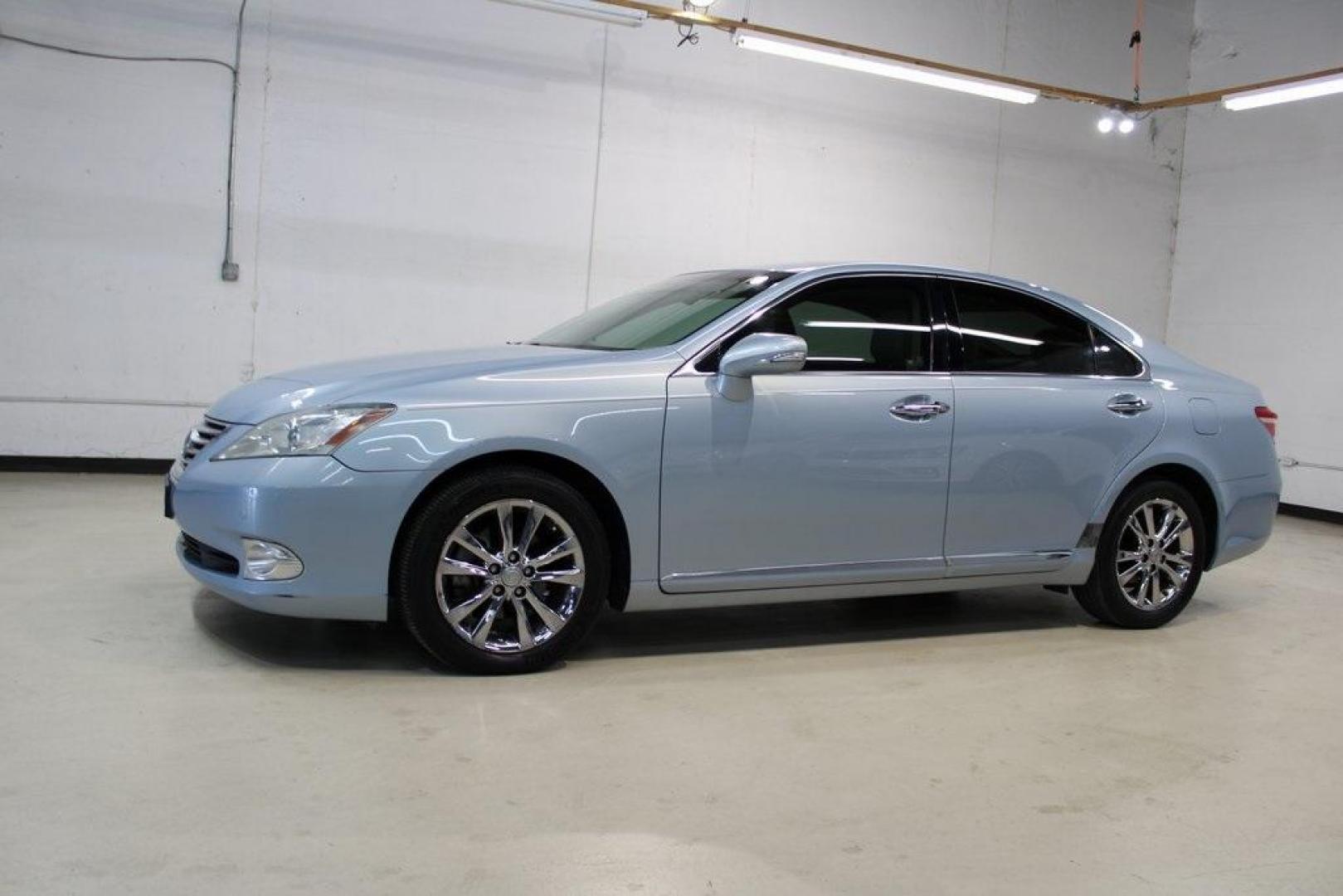 2010 Cerulean Blue Metallic /Parchment Lexus ES 350 (JTHBK1EG0A2) with an 3.5L V6 DOHC Dual VVT-i 24V engine, Automatic transmission, located at 15300 Midway Rd., Addison, TX, 75001, (972) 702-0011, 32.958321, -96.838074 - HOME OF THE NO HAGGLE PRICE - WHOLESALE PRICES TO THE PUBLIC!! ES 350, 4D Sedan, 3.5L V6 DOHC Dual VVT-i 24V, 6-Speed Automatic with Sequential Shift ECT-i, FWD, Blue, Parchment Leather. Priced below KBB Fair Purchase Price! Odometer is 44908 miles below market average!<br><br>Blue 2010 Lexus ES 350 - Photo#4