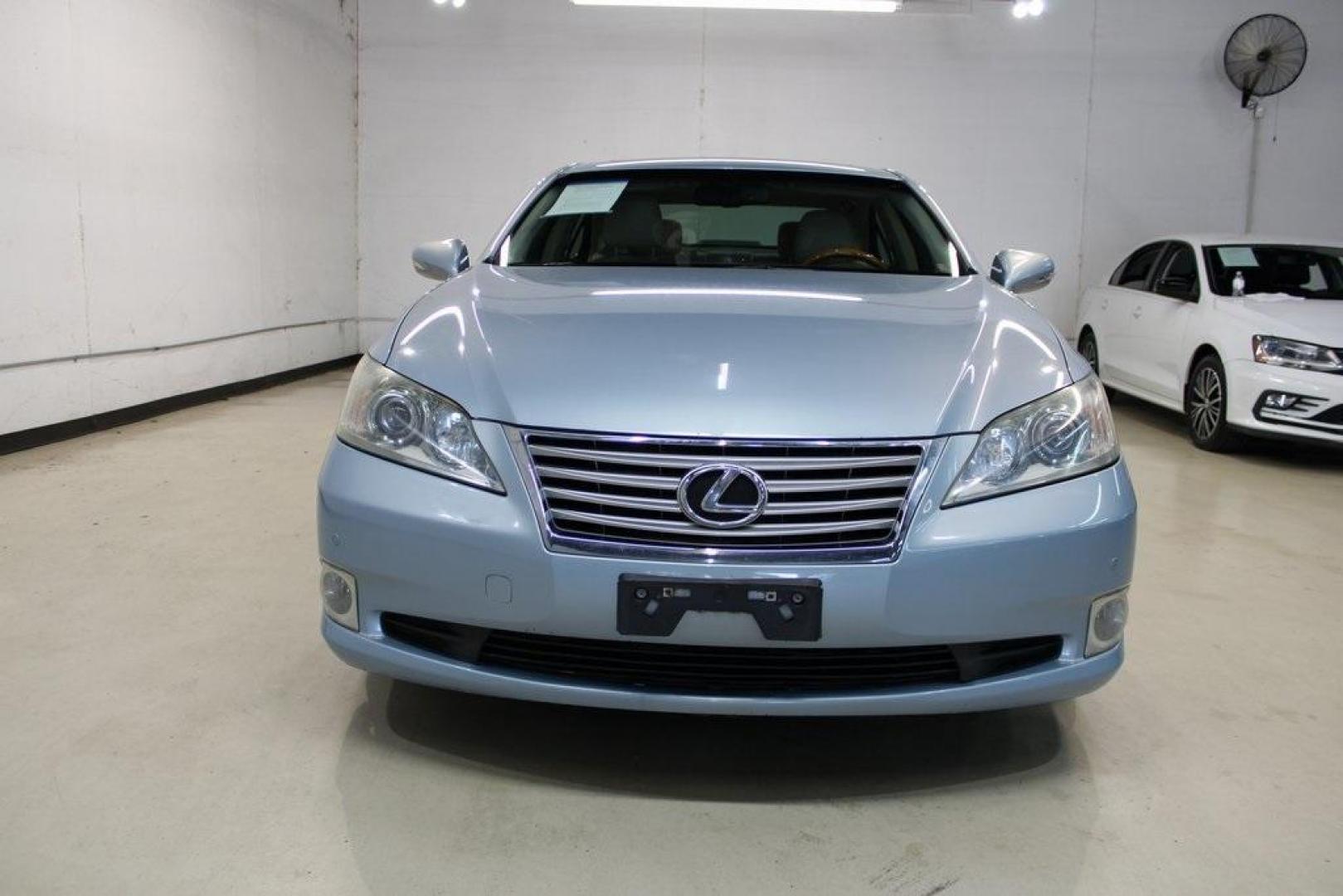 2010 Cerulean Blue Metallic /Parchment Lexus ES 350 (JTHBK1EG0A2) with an 3.5L V6 DOHC Dual VVT-i 24V engine, Automatic transmission, located at 15300 Midway Rd., Addison, TX, 75001, (972) 702-0011, 32.958321, -96.838074 - HOME OF THE NO HAGGLE PRICE - WHOLESALE PRICES TO THE PUBLIC!! ES 350, 4D Sedan, 3.5L V6 DOHC Dual VVT-i 24V, 6-Speed Automatic with Sequential Shift ECT-i, FWD, Blue, Parchment Leather. Priced below KBB Fair Purchase Price! Odometer is 44908 miles below market average!<br><br>Blue 2010 Lexus ES 350 - Photo#5