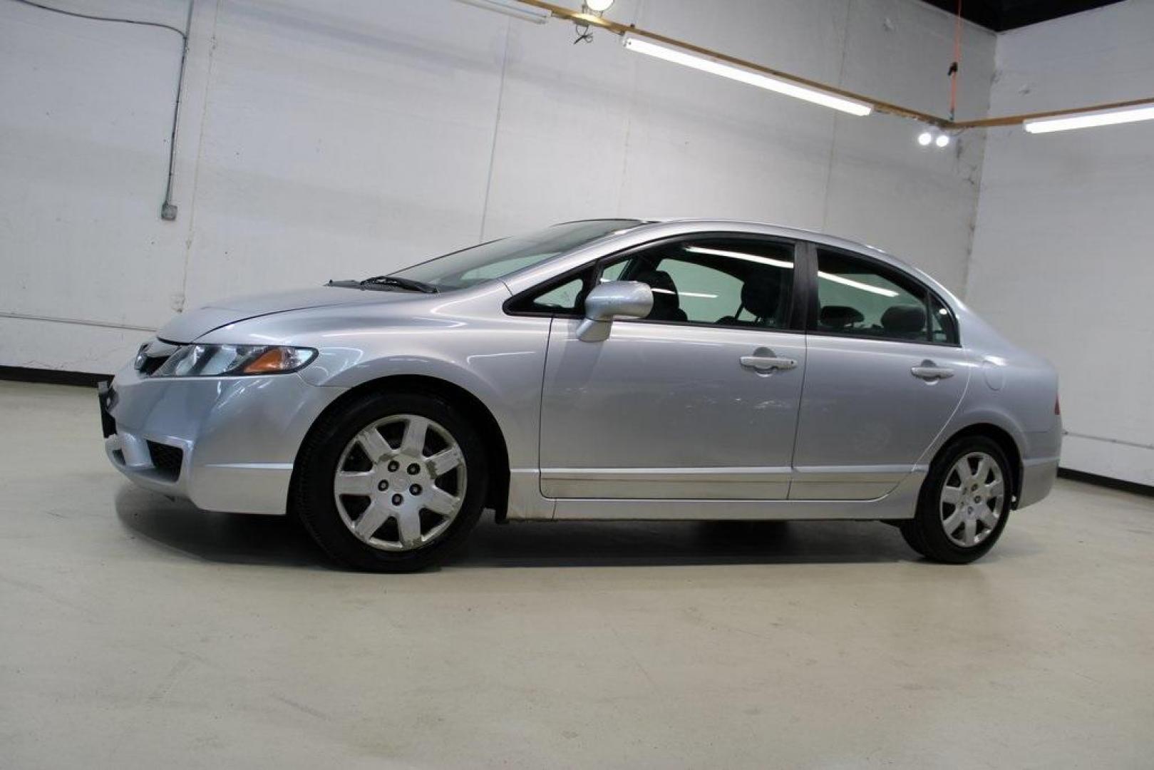 2009 Alabaster Silver Metallic Honda Civic LX (2HGFA16539H) with an 1.8L I4 SOHC 16V i-VTEC engine, Automatic transmission, located at 15300 Midway Rd., Addison, TX, 75001, (972) 702-0011, 32.958321, -96.838074 - Photo#4