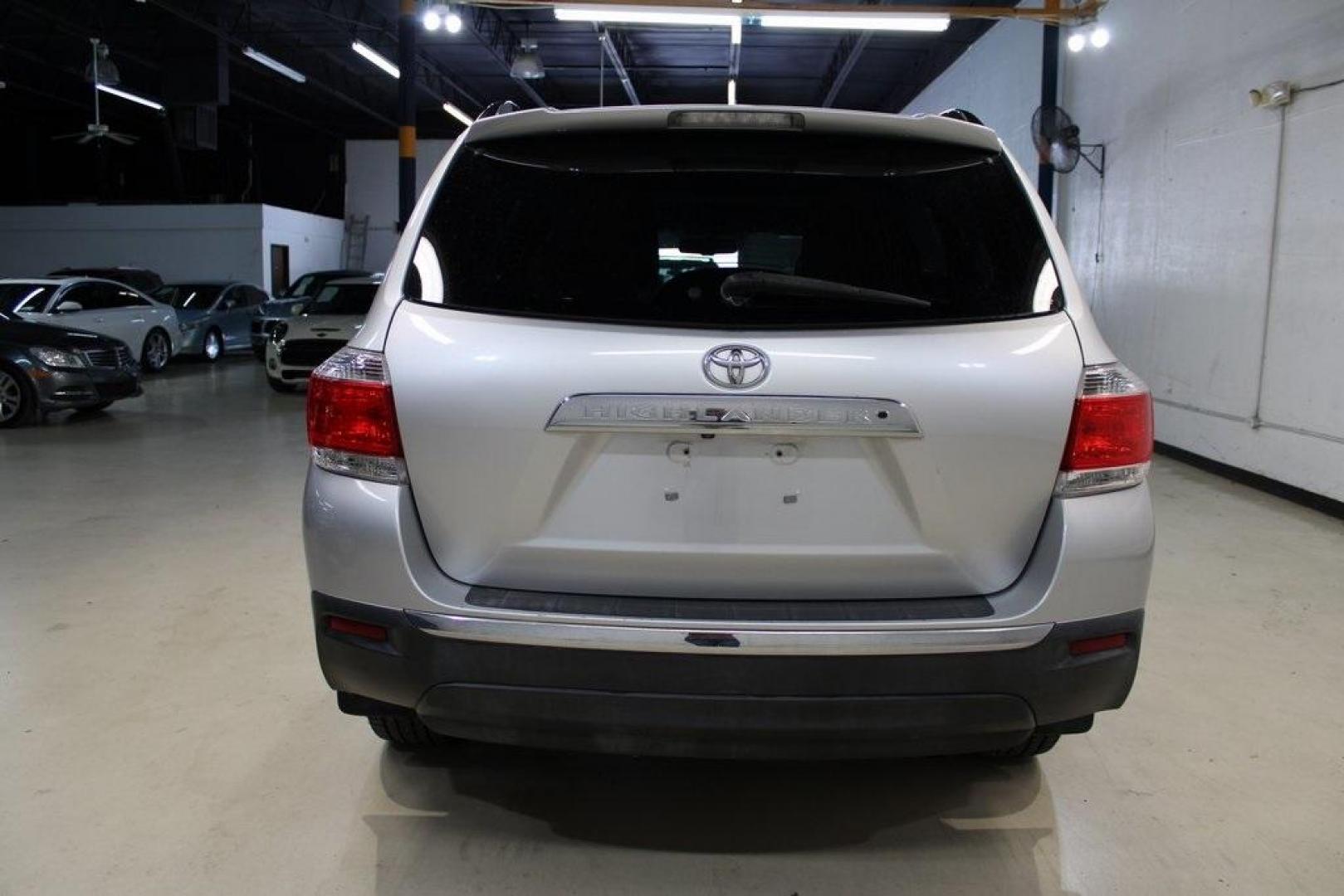 2012 Classic Silver Metallic /Ash Toyota Highlander SE (5TDZK3EH6CS) with an 3.5L V6 SMPI DOHC engine, Automatic transmission, located at 15300 Midway Rd., Addison, TX, 75001, (972) 702-0011, 32.958321, -96.838074 - HOME OF THE NO HAGGLE PRICE - WHOLESALE PRICES TO THE PUBLIC!! 4D Sport Utility, 3.5L V6 SMPI DOHC, 5-Speed Automatic with Overdrive, FWD, Silver.<br><br>Silver 2012 Toyota Highlander<br><br><br>Awards:<br> * 2012 IIHS Top Safety Pick * 2012 KBB.com 10 Best Used SUVs Under $15,000 * 2012 KBB.co - Photo#7