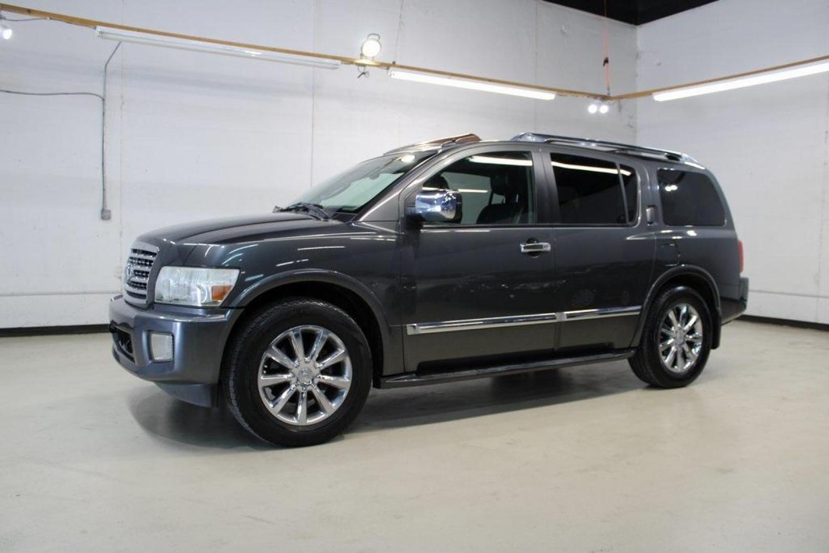 2008 Silver Graphite /Charcoal INFINITI QX56 Base (5N3AA08D08N) with an 5.6L V8 DOHC engine, Automatic transmission, located at 15300 Midway Rd., Addison, TX, 75001, (972) 702-0011, 32.958321, -96.838074 - HOME OF THE NO HAGGLE PRICE - WHOLESALE PRICES TO THE PUBLIC!! 4D Sport Utility, 5.6L V8 DOHC, 5-Speed Automatic with Overdrive, RWD, Silver Graphite, Charcoal Leather.<br><br>Silver Graphite 2008 INFINITI QX56<br><br>Recent Arrival!<br><br><br>At Midway Auto Group, we strive to provide you with the - Photo#4