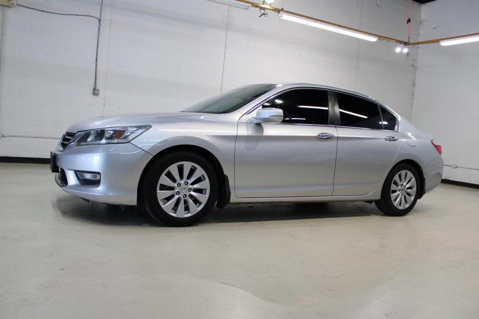 2013 Modern Steel Metallic /Gray Honda Accord EX-L (1HGCR2F83DA) with an 2.4L I4 DOHC i-VTEC 16V engine, CVT transmission, located at 15300 Midway Rd., Addison, TX, 75001, (972) 702-0011, 32.958321, -96.838074 - HOME OF THE NO HAGGLE PRICE - WHOLESALE PRICES TO THE PUBLIC!! Accord EX-L, 4D Sedan, 2.4L I4 DOHC i-VTEC 16V, CVT, FWD, Gray, Gray Leather.<br><br>Gray 2013 Honda Accord EX-L<br><br>Recent Arrival! 27/36 City/Highway MPG<br><br>Awards:<br> * 2013 KBB.com Brand Image Awards<br>Kelley Blue Book Bran - Photo#4