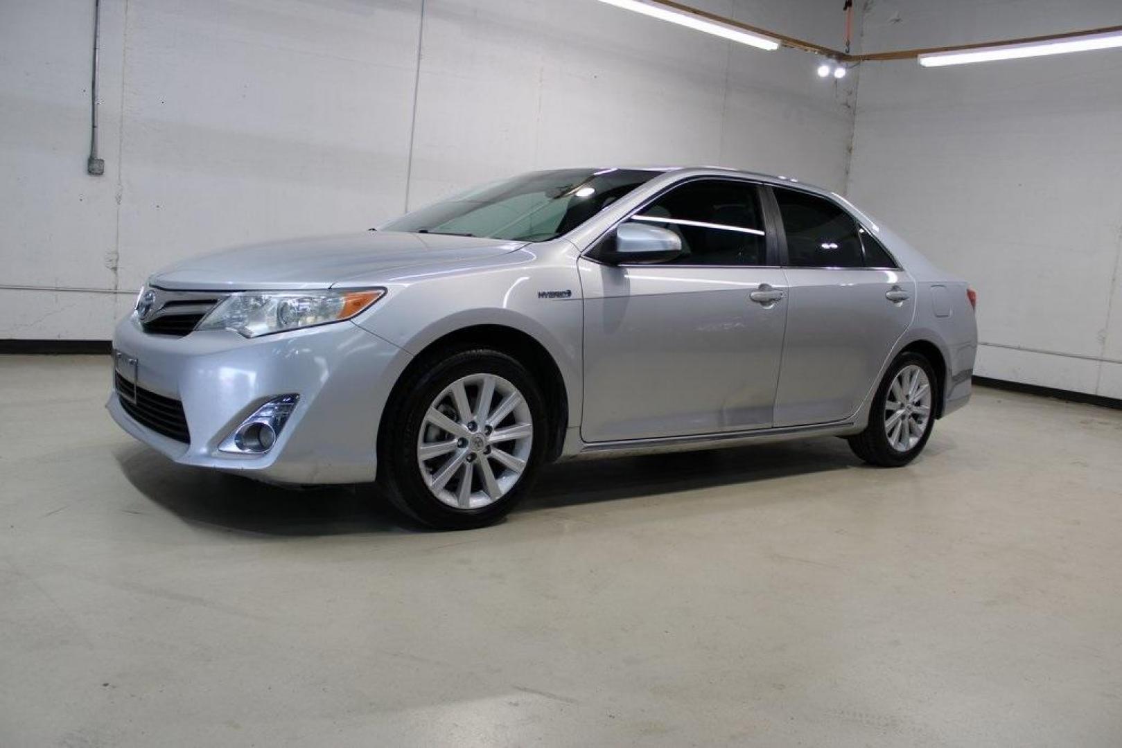 2012 Classic Silver Metallic /Ivory Toyota Camry Hybrid XLE (4T1BD1FK6CU) with an 2.5L I4 Hybrid DOHC engine, CVT transmission, located at 15300 Midway Rd., Addison, TX, 75001, (972) 702-0011, 32.958321, -96.838074 - HOME OF THE NO HAGGLE PRICE - WHOLESALE PRICES TO THE PUBLIC!! Camry Hybrid XLE, 4D Sedan, 2.5L I4 Hybrid DOHC, eCVT, FWD, Silver, Cloth.<br><br>Silver 2012 Toyota Camry Hybrid XLE<br><br>Recent Arrival! 40/38 City/Highway MPG<br><br>Awards:<br> * 2012 KBB.com Best Resale Value Awards<br><br>At Mid - Photo#4