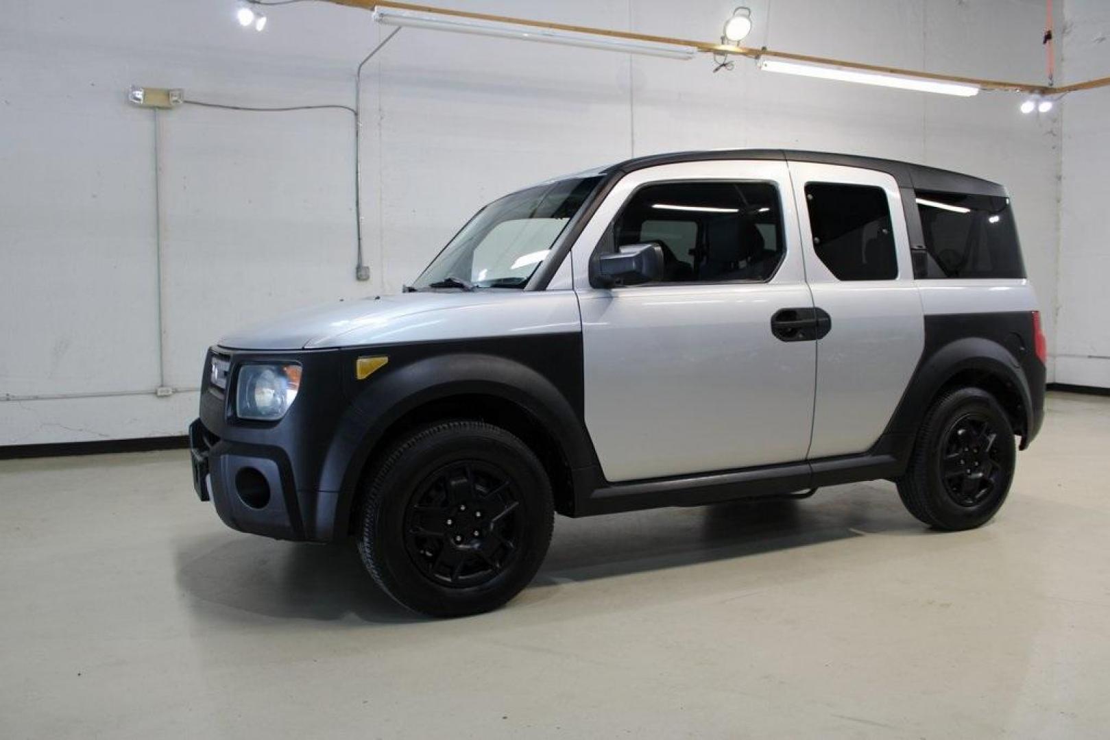 2007 Alabaster Silver Metallic Honda Element LX (5J6YH18337L) with an 2.4L I4 DOHC i-VTEC 16V engine, Automatic transmission, located at 15300 Midway Rd., Addison, TX, 75001, (972) 702-0011, 32.958321, -96.838074 - HOME OF THE NO HAGGLE PRICE - WHOLESALE PRICES TO THE PUBLIC!! Element LX, 4D Sport Utility, 2.4L I4 DOHC i-VTEC 16V, 5-Speed Automatic, FWD, Silver, Cloth.<br><br>Silver 2007 Honda Element LX<br><br>22/27 City/Highway MPG<br><br>Awards:<br> * 2007 KBB.com Best Resale Value Awards<br>For more infor - Photo#4