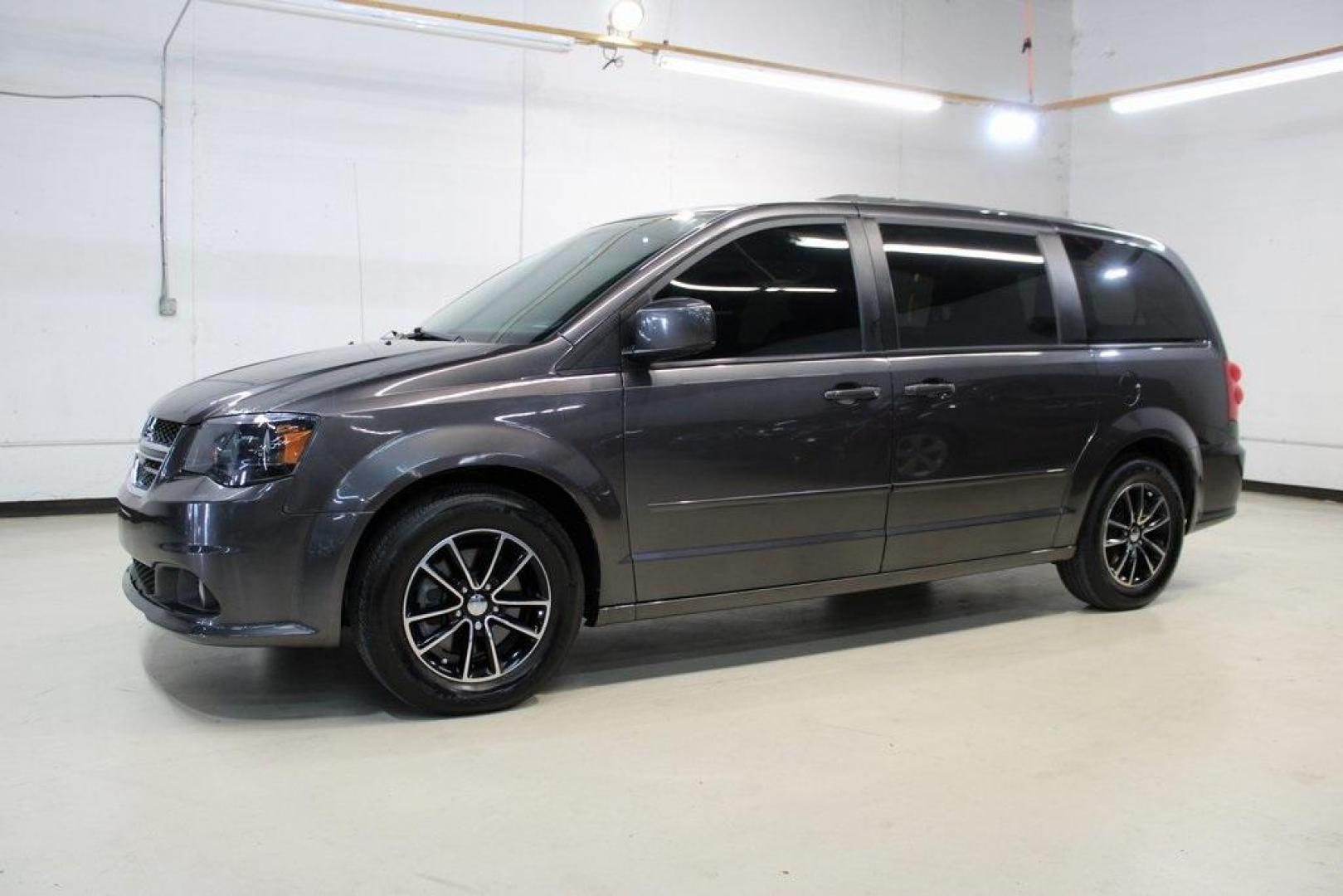 2017 Granite Pearlcoat /Black Dodge Grand Caravan GT (2C4RDGEG8HR) with an 3.6L V6 24V VVT engine, Automatic transmission, located at 15300 Midway Rd., Addison, TX, 75001, (972) 702-0011, 32.958321, -96.838074 - Photo#4