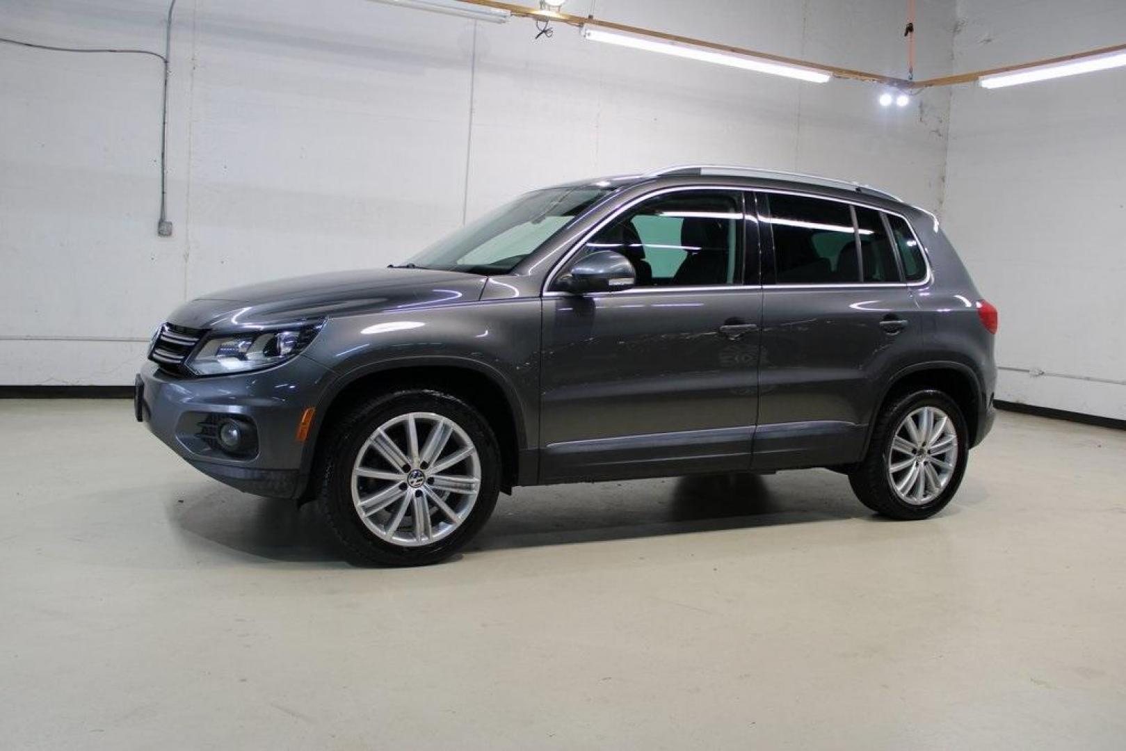 2016 Gray Volkswagen Tiguan SE (WVGAV7AX7GW) with an 2.0L 4-Cylinder Turbocharged engine, Automatic transmission, located at 15300 Midway Rd., Addison, TX, 75001, (972) 702-0011, 32.958321, -96.838074 - Photo#4