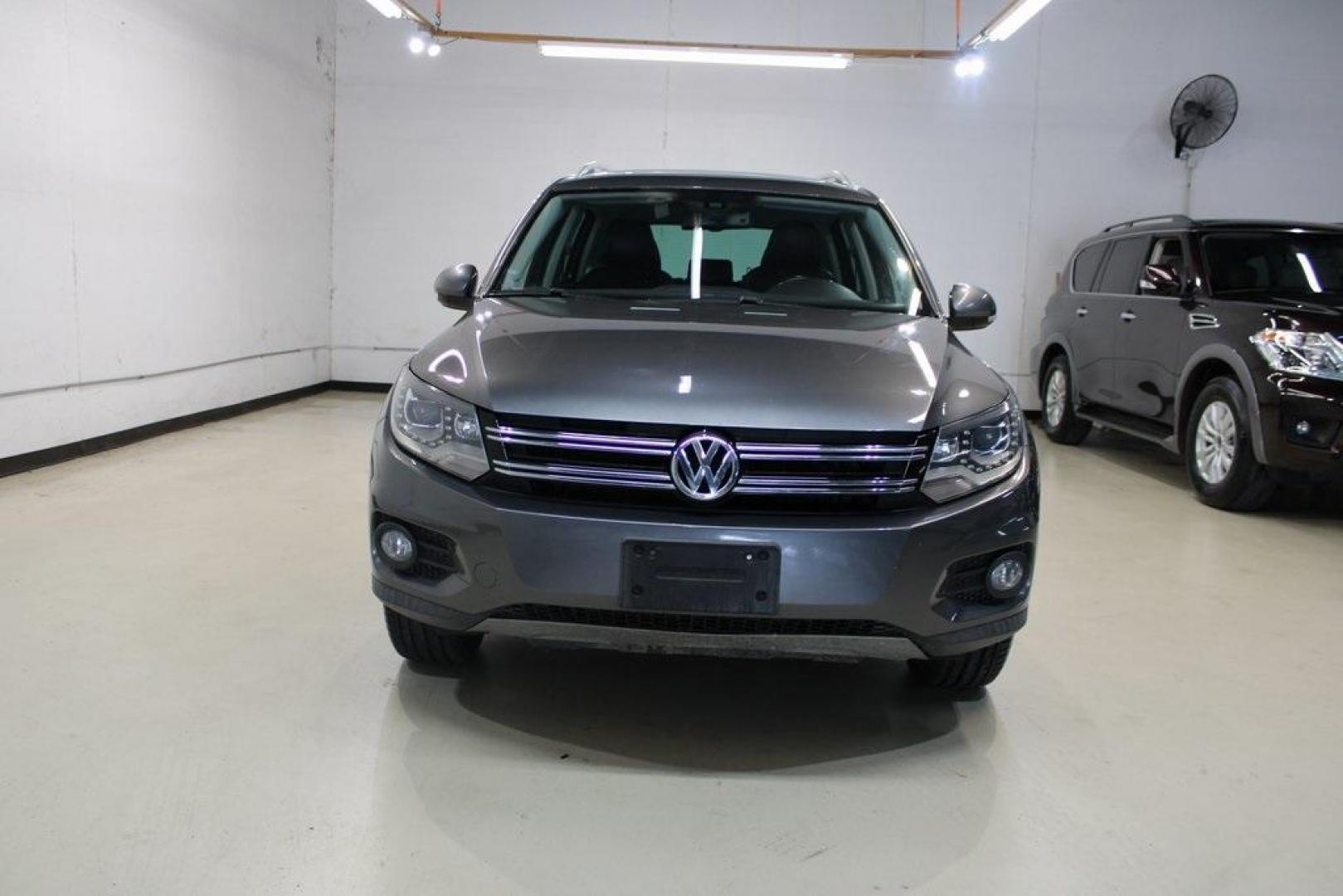 2016 Gray Volkswagen Tiguan SE (WVGAV7AX7GW) with an 2.0L 4-Cylinder Turbocharged engine, Automatic transmission, located at 15300 Midway Rd., Addison, TX, 75001, (972) 702-0011, 32.958321, -96.838074 - Photo#5