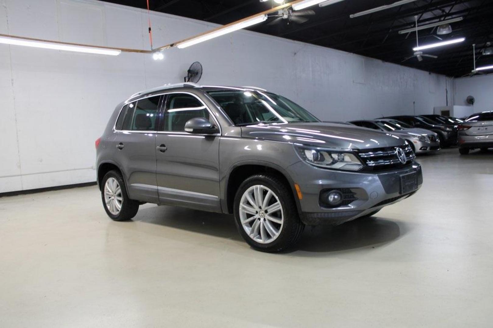 2016 Gray Volkswagen Tiguan SE (WVGAV7AX7GW) with an 2.0L 4-Cylinder Turbocharged engine, Automatic transmission, located at 15300 Midway Rd., Addison, TX, 75001, (972) 702-0011, 32.958321, -96.838074 - Photo#6