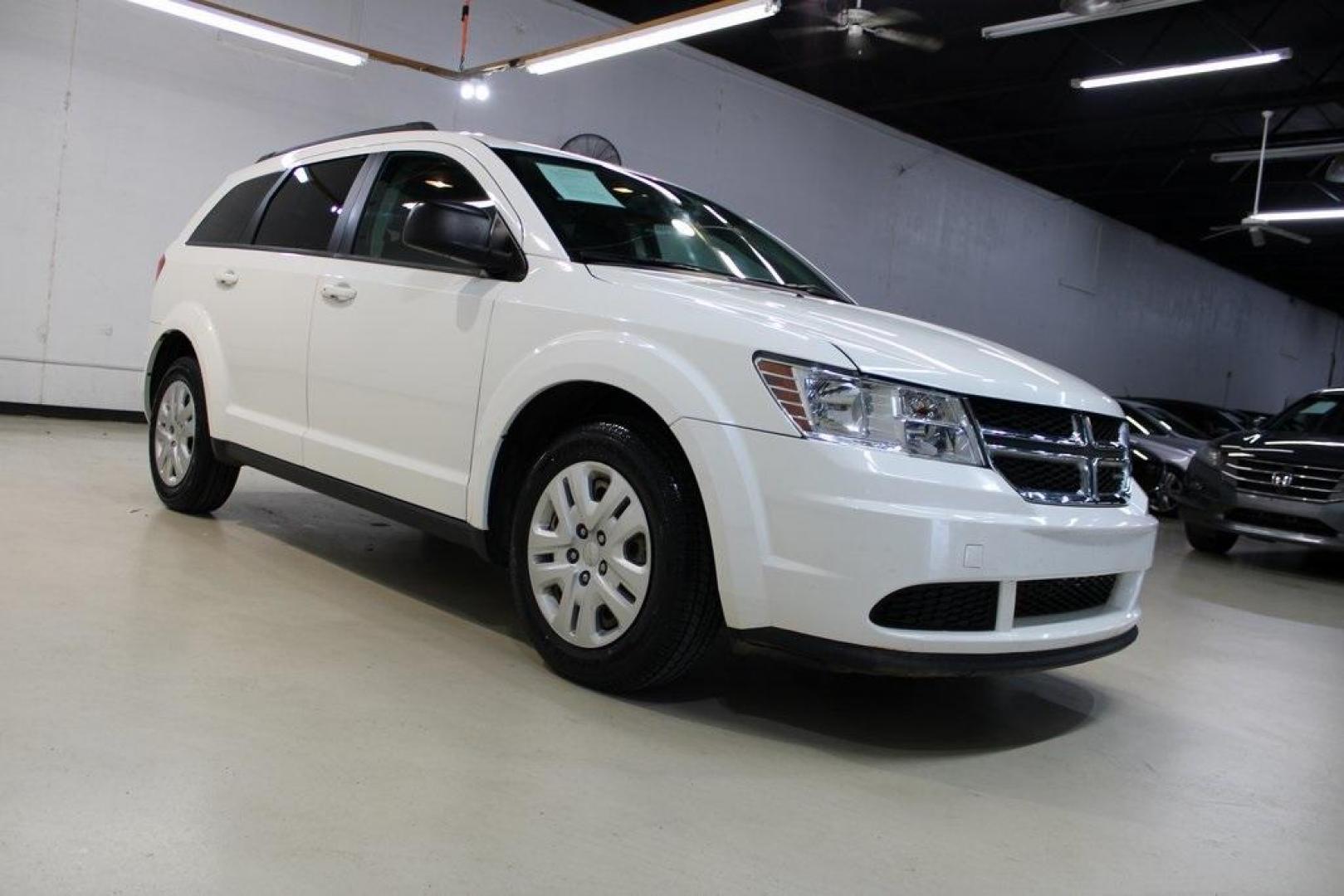 2018 Vice White /Black Dodge Journey SE (3C4PDCAB6JT) with an 2.4L I4 DOHC 16V Dual VVT engine, Automatic transmission, located at 15300 Midway Rd., Addison, TX, 75001, (972) 702-0011, 32.958321, -96.838074 - Photo#1