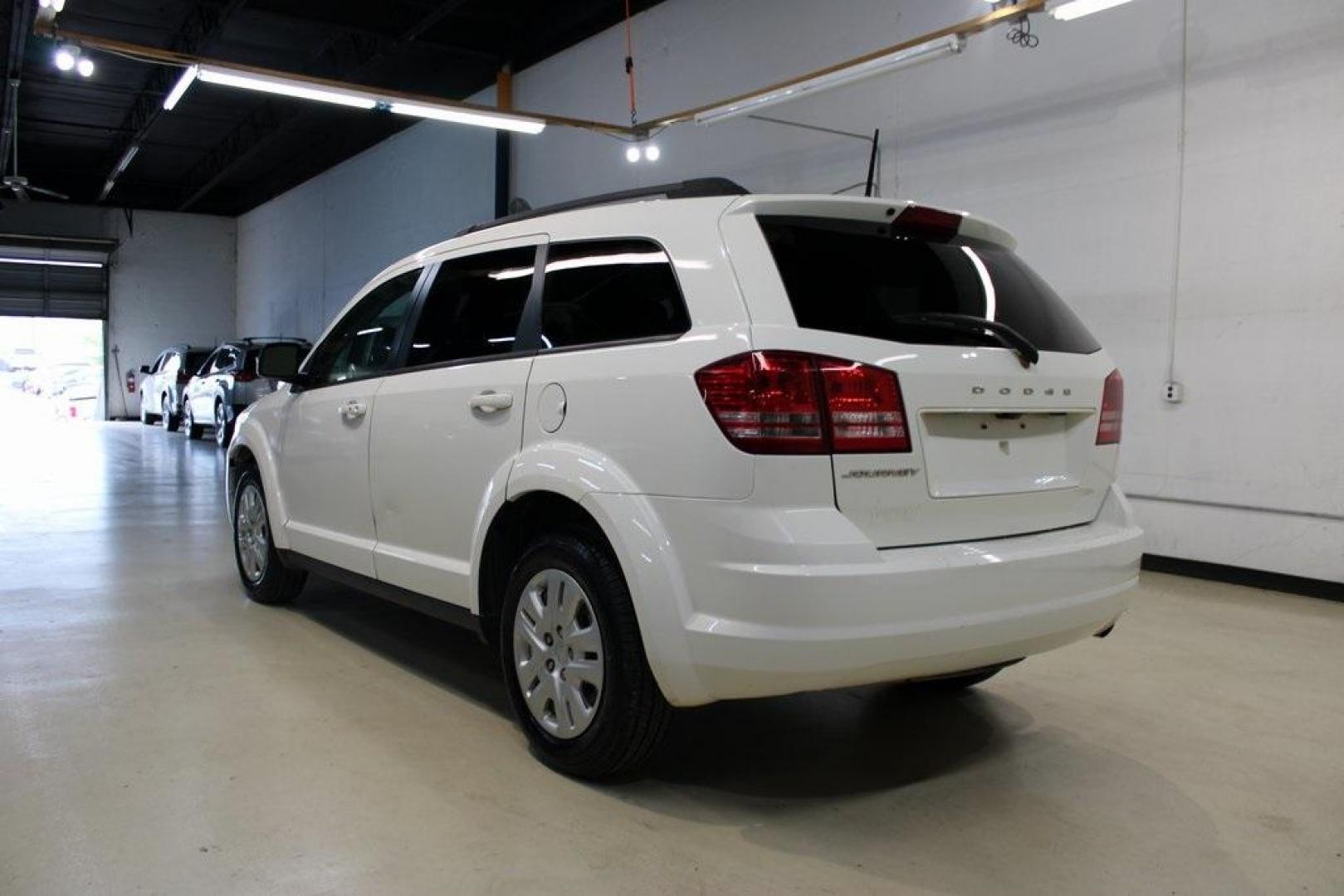 2018 Vice White /Black Dodge Journey SE (3C4PDCAB6JT) with an 2.4L I4 DOHC 16V Dual VVT engine, Automatic transmission, located at 15300 Midway Rd., Addison, TX, 75001, (972) 702-0011, 32.958321, -96.838074 - Photo#3