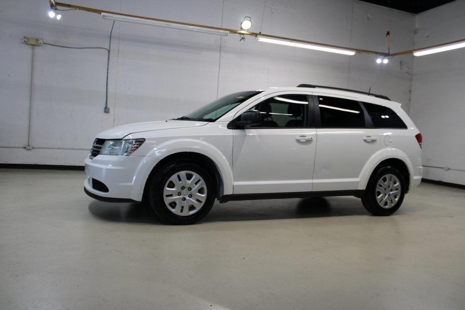 2018 Vice White /Black Dodge Journey SE (3C4PDCAB6JT) with an 2.4L I4 DOHC 16V Dual VVT engine, Automatic transmission, located at 15300 Midway Rd., Addison, TX, 75001, (972) 702-0011, 32.958321, -96.838074 - Photo#4