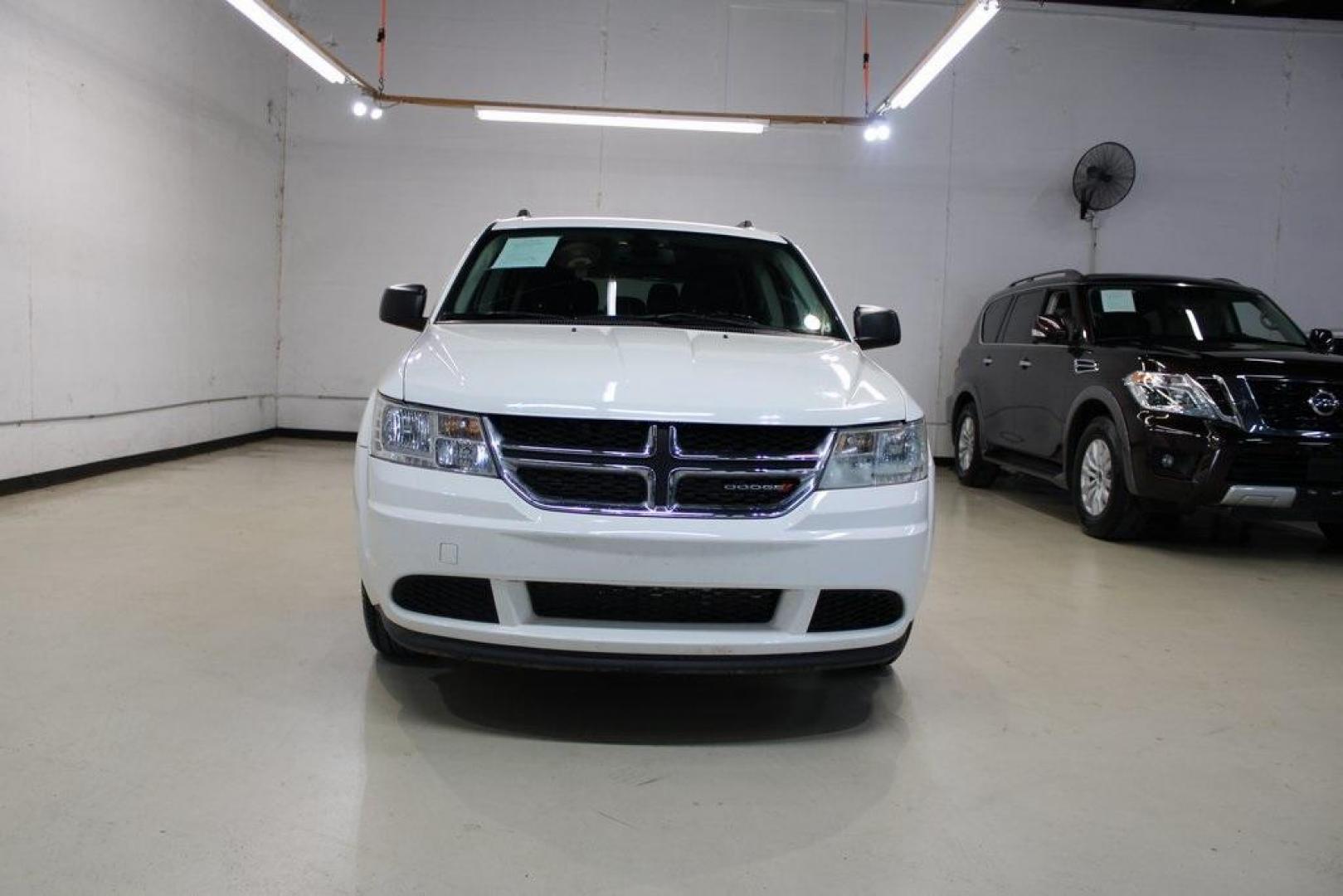 2018 Vice White /Black Dodge Journey SE (3C4PDCAB6JT) with an 2.4L I4 DOHC 16V Dual VVT engine, Automatic transmission, located at 15300 Midway Rd., Addison, TX, 75001, (972) 702-0011, 32.958321, -96.838074 - Photo#5