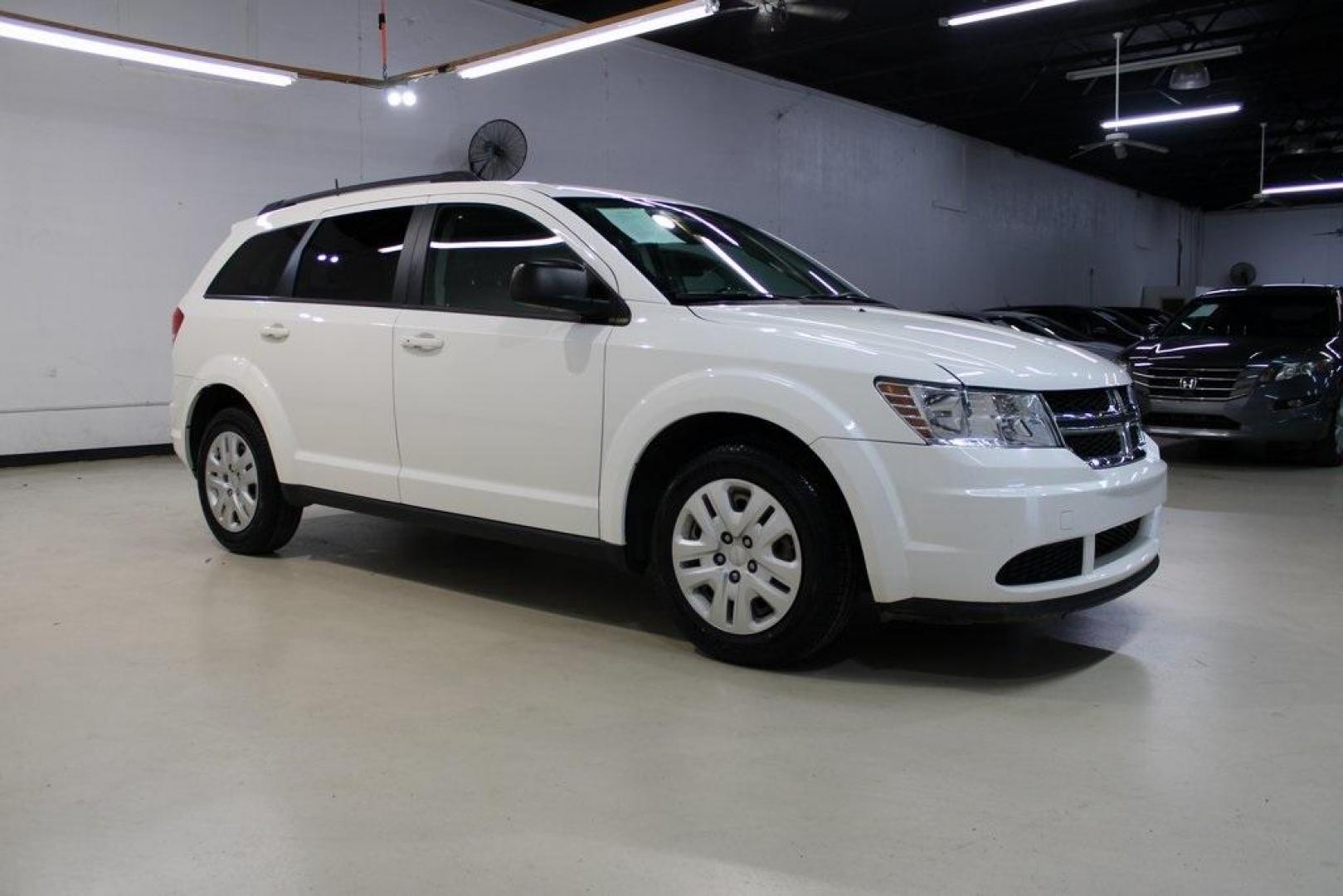 2018 Vice White /Black Dodge Journey SE (3C4PDCAB6JT) with an 2.4L I4 DOHC 16V Dual VVT engine, Automatic transmission, located at 15300 Midway Rd., Addison, TX, 75001, (972) 702-0011, 32.958321, -96.838074 - Photo#6