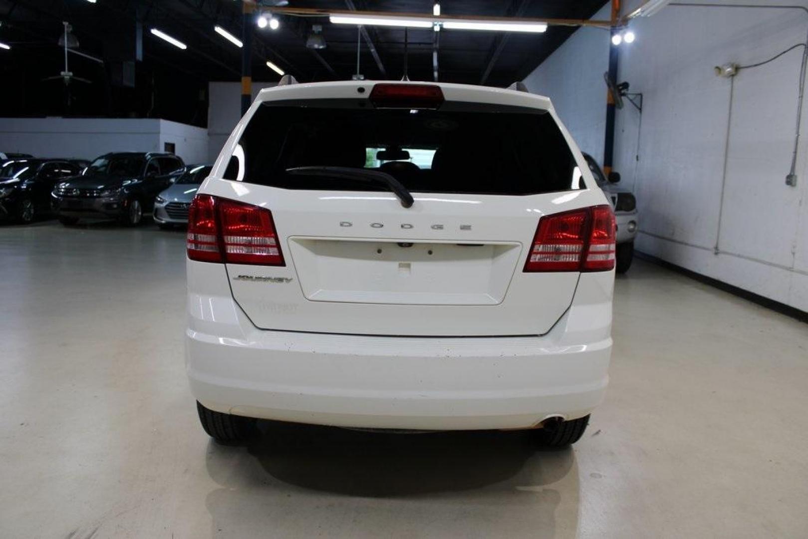 2018 Vice White /Black Dodge Journey SE (3C4PDCAB6JT) with an 2.4L I4 DOHC 16V Dual VVT engine, Automatic transmission, located at 15300 Midway Rd., Addison, TX, 75001, (972) 702-0011, 32.958321, -96.838074 - Photo#7