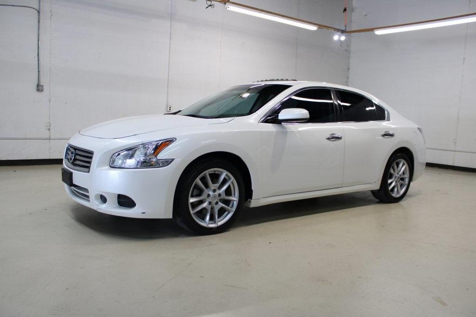 2012 Winter Frost Pearl /Charcoal Nissan Maxima 3.5 S (1N4AA5AP5CC) with an 3.5L V6 DOHC 24V engine, CVT transmission, located at 15300 Midway Rd., Addison, TX, 75001, (972) 702-0011, 32.958321, -96.838074 - Photo#4