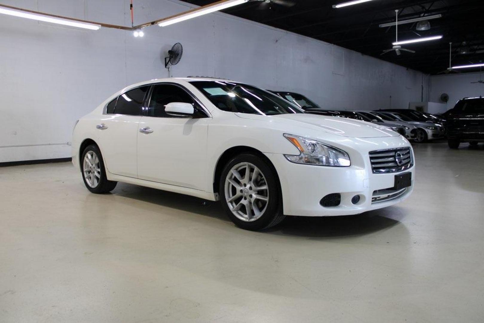 2012 Winter Frost Pearl /Charcoal Nissan Maxima 3.5 S (1N4AA5AP5CC) with an 3.5L V6 DOHC 24V engine, CVT transmission, located at 15300 Midway Rd., Addison, TX, 75001, (972) 702-0011, 32.958321, -96.838074 - Photo#6