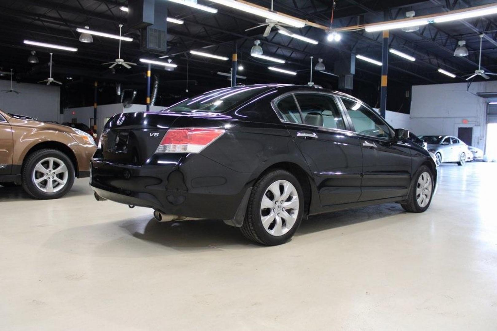 2010 Crystal Black Pearl Honda Accord EX-L (1HGCP3F85AA) with an 3.5L V6 SOHC i-VTEC 24V engine, Automatic transmission, located at 15300 Midway Rd., Addison, TX, 75001, (972) 702-0011, 32.958321, -96.838074 - Photo#4