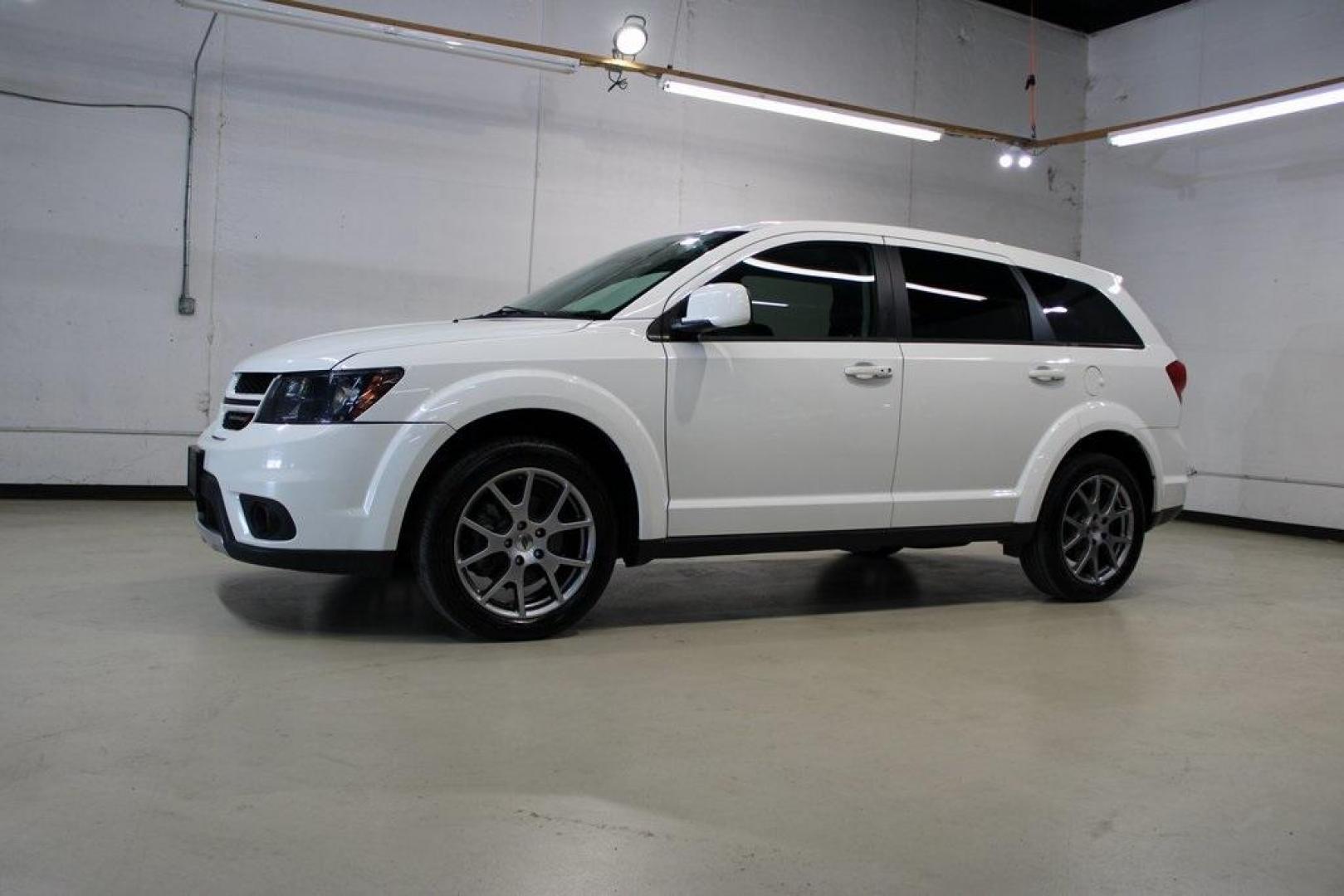 2019 Vice White /Red Dodge Journey GT (3C4PDDEG8KT) with an 3.6L V6 24V VVT engine, Automatic transmission, located at 15300 Midway Rd., Addison, TX, 75001, (972) 702-0011, 32.958321, -96.838074 - Photo#4