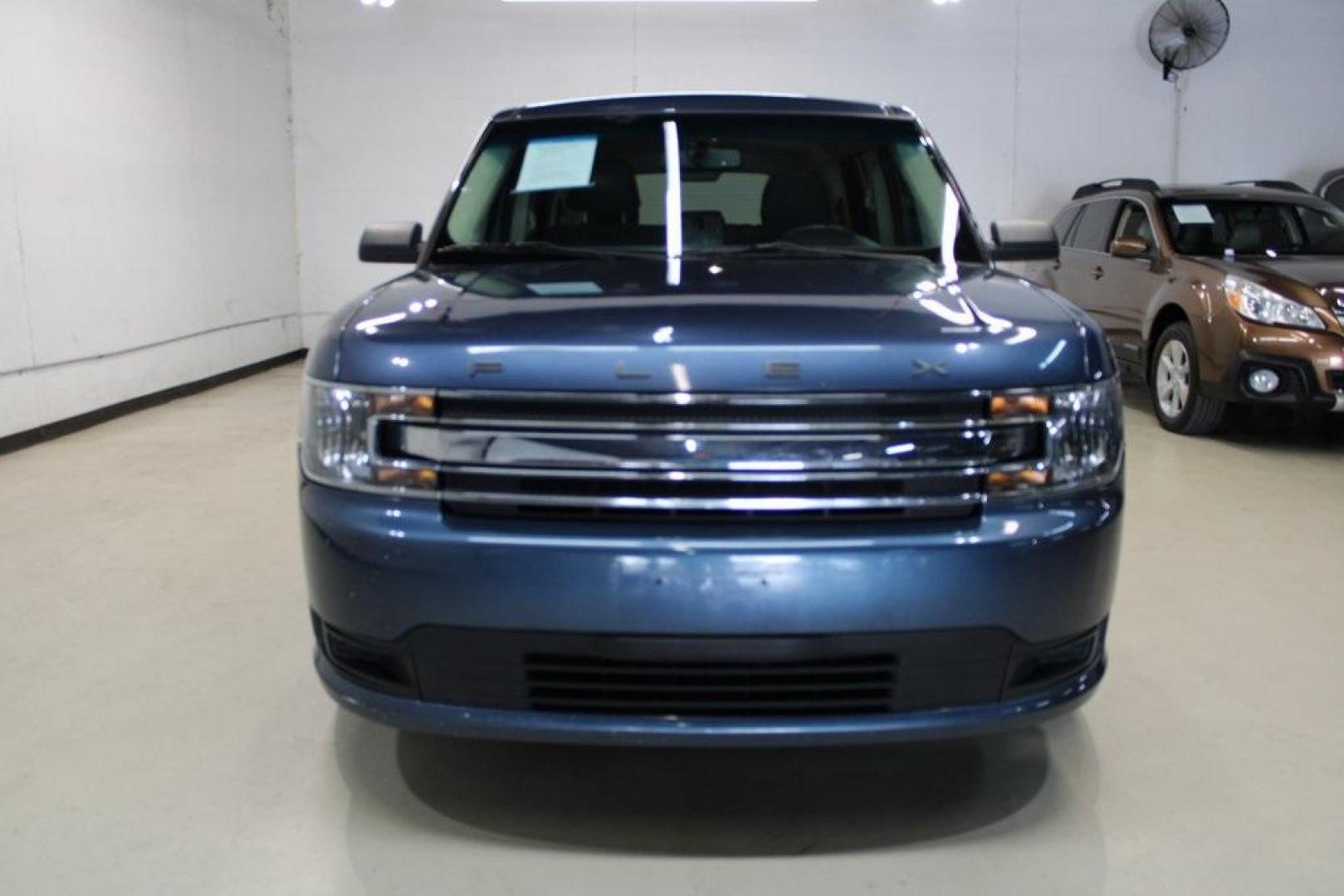 2018 Blue /Charcoal Black Ford Flex SE (2FMGK5B87JB) with an 3.5L V6 Ti-VCT engine, Automatic transmission, located at 15300 Midway Rd., Addison, TX, 75001, (972) 702-0011, 32.958321, -96.838074 - Photo#5