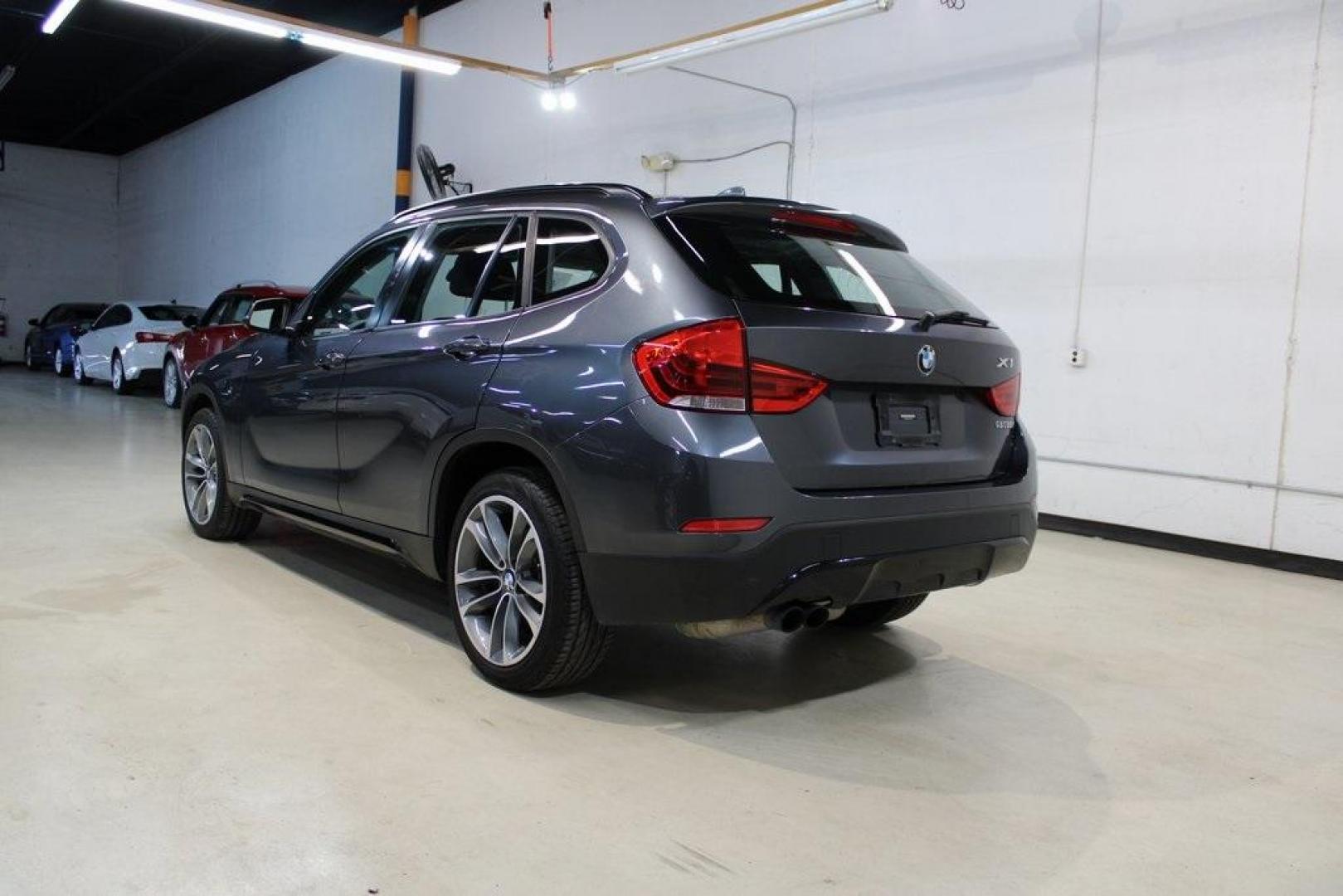 2015 Mineral Grey Metallic /Black BMW X1 xDrive28i (WBAVL1C56FV) with an 2.0L 4-Cylinder DOHC 16V TwinPower Turbo engine, Automatic transmission, located at 15300 Midway Rd., Addison, TX, 75001, (972) 702-0011, 32.958321, -96.838074 - Photo#3