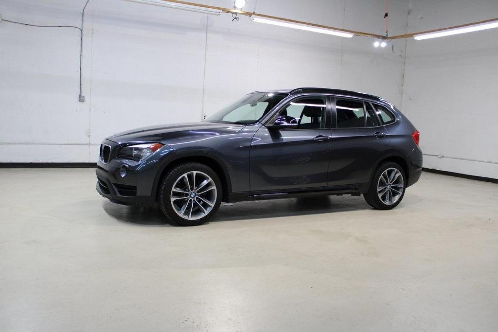 2015 Mineral Grey Metallic /Black BMW X1 xDrive28i (WBAVL1C56FV) with an 2.0L 4-Cylinder DOHC 16V TwinPower Turbo engine, Automatic transmission, located at 15300 Midway Rd., Addison, TX, 75001, (972) 702-0011, 32.958321, -96.838074 - Photo#4