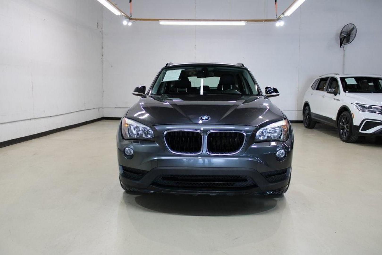 2015 Mineral Grey Metallic /Black BMW X1 xDrive28i (WBAVL1C56FV) with an 2.0L 4-Cylinder DOHC 16V TwinPower Turbo engine, Automatic transmission, located at 15300 Midway Rd., Addison, TX, 75001, (972) 702-0011, 32.958321, -96.838074 - Photo#5