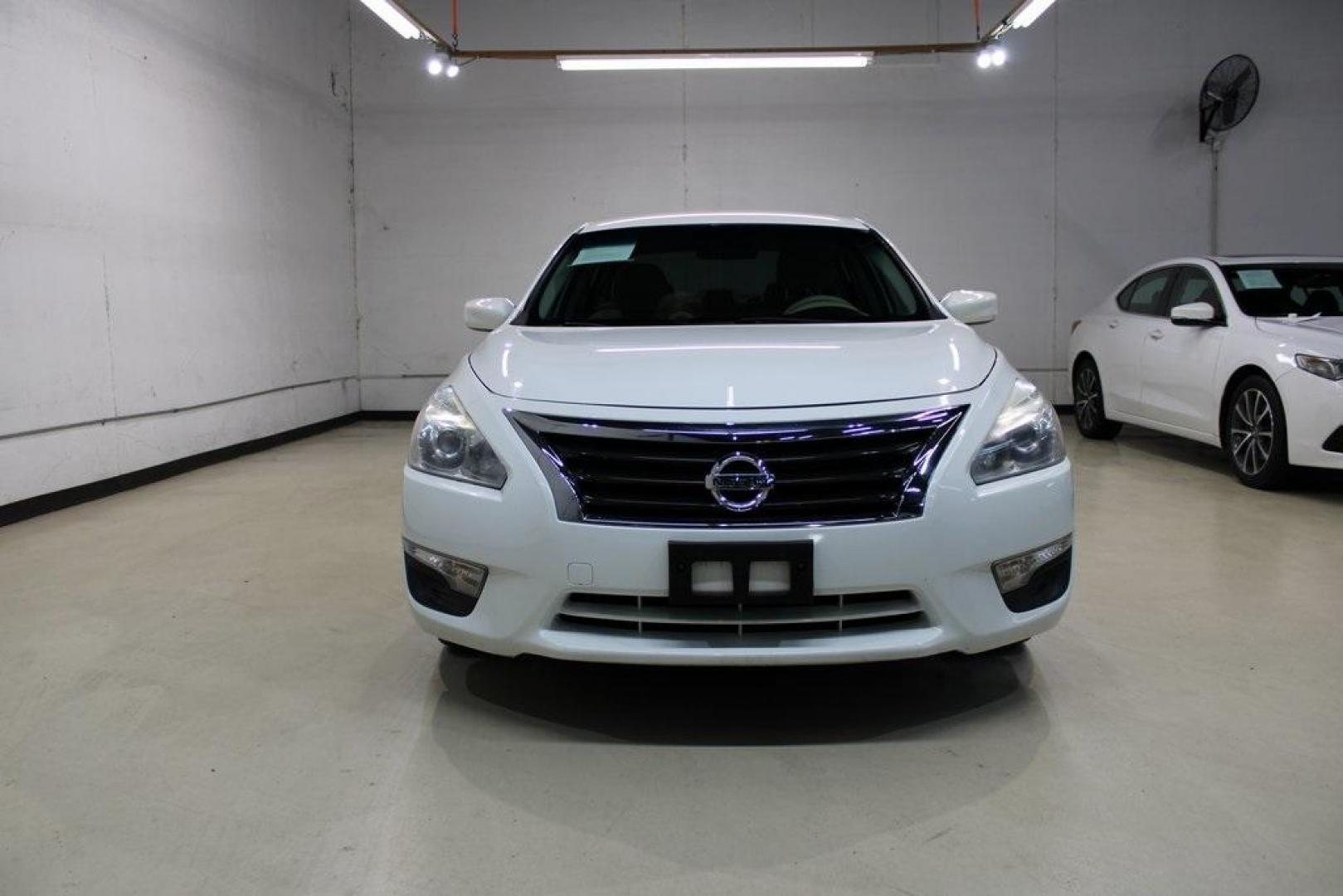 2015 Glacier White /Beige Nissan Altima 2.5 S (1N4AL3AP8FN) with an 2.5L I4 DOHC 16V engine, CVT transmission, located at 15300 Midway Rd., Addison, TX, 75001, (972) 702-0011, 32.958321, -96.838074 - Photo#5