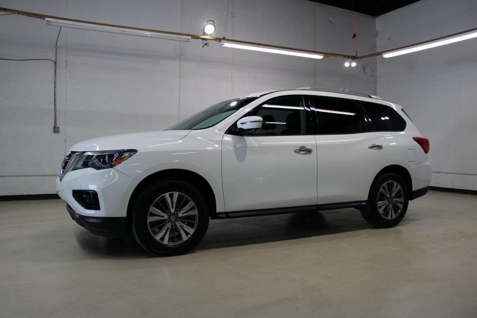 2017 White Nissan Pathfinder SL (5N1DR2MM6HC) with an V6 engine, CVT transmission, located at 15300 Midway Rd., Addison, TX, 75001, (972) 702-0011, 32.958321, -96.838074 - Photo#4