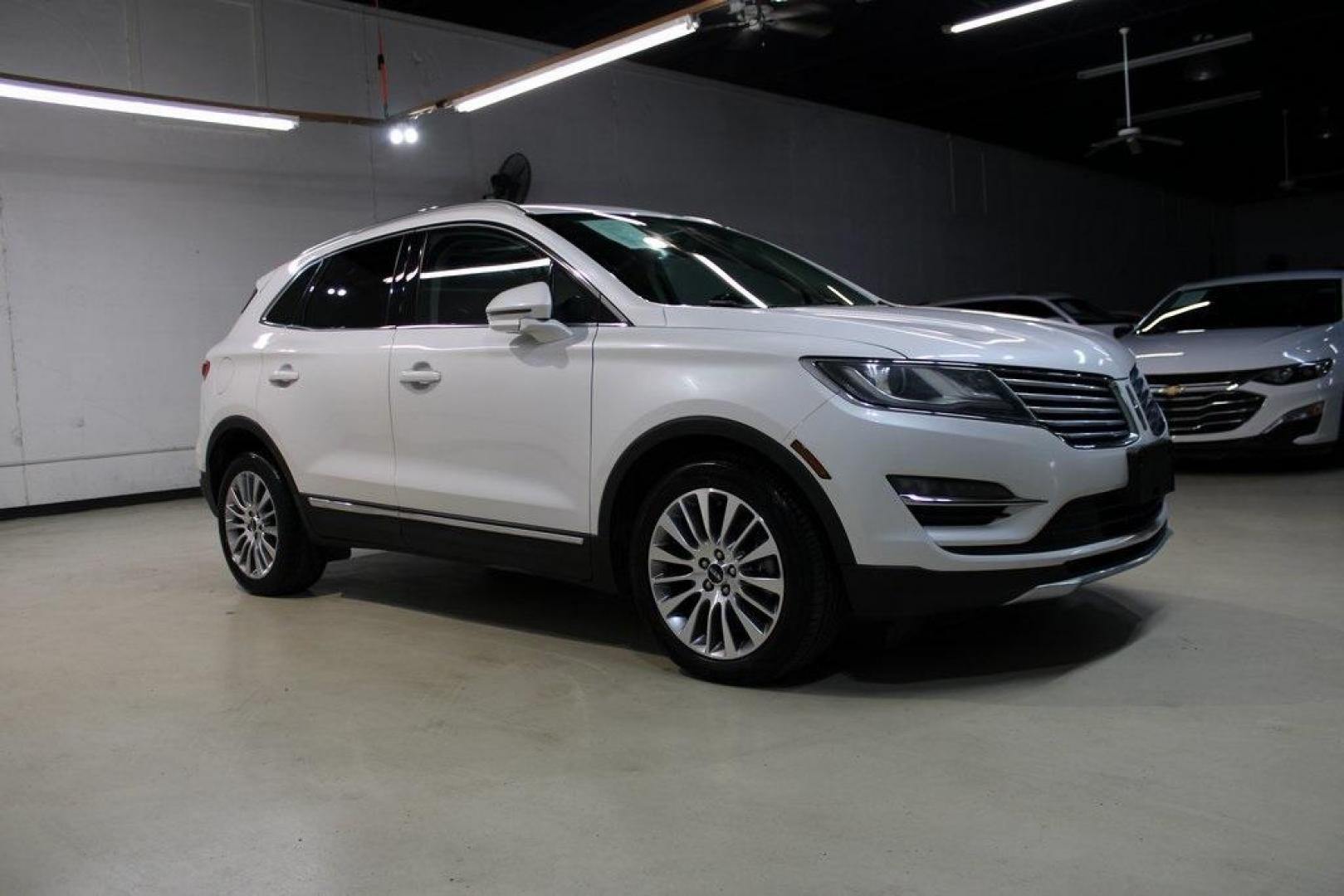 2017 White Platinum Clearcoat Metallic /Espresso Lincoln MKC Reserve (5LMCJ3C90HU) with an 2.0L GTDi engine, Automatic transmission, located at 15300 Midway Rd., Addison, TX, 75001, (972) 702-0011, 32.958321, -96.838074 - Photo#5