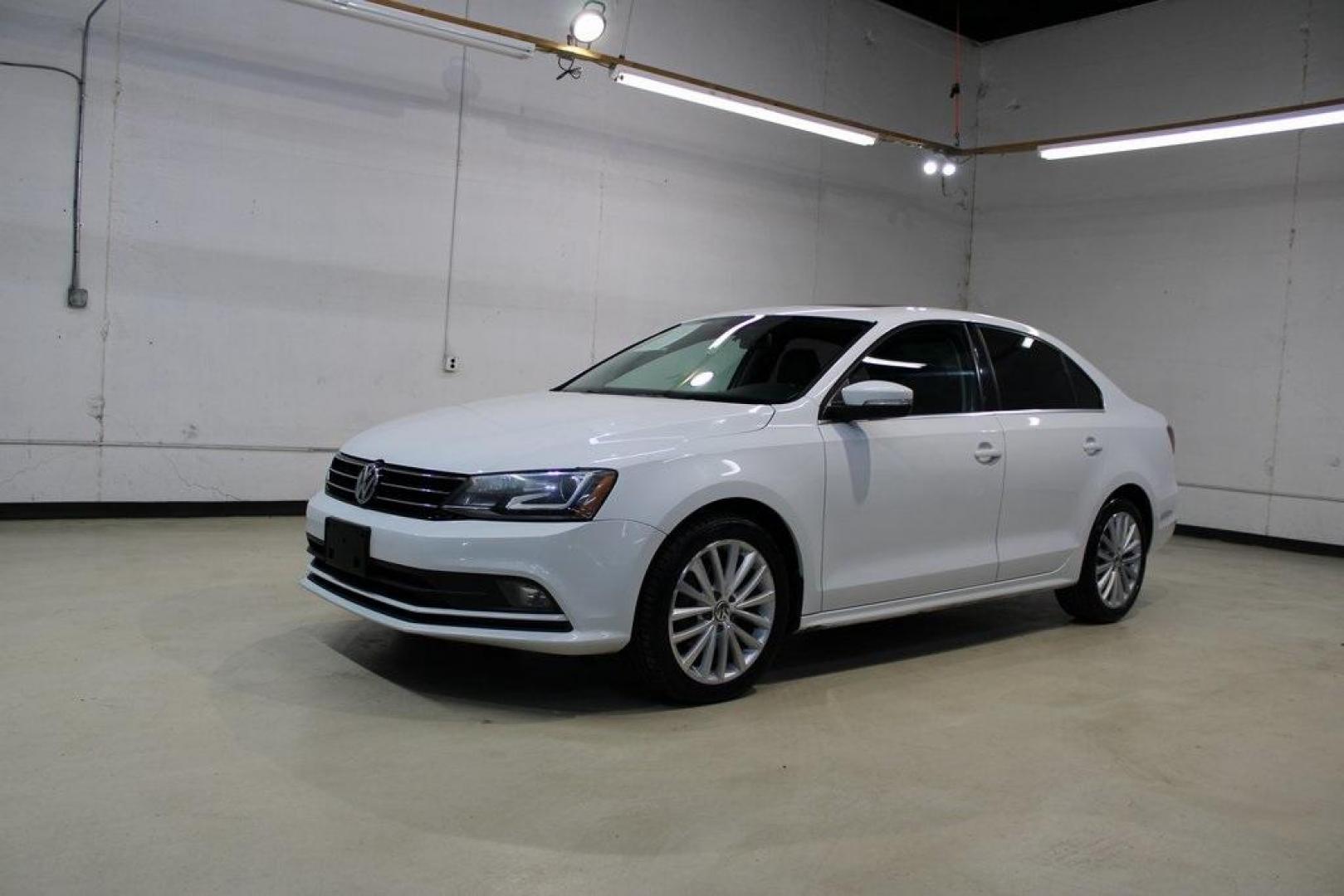 2016 Pure White /Titan Black Volkswagen Jetta 1.8T SEL (3VWL07AJXGM) with an 1.8L I4 Turbocharged engine, Automatic transmission, located at 15300 Midway Rd., Addison, TX, 75001, (972) 702-0011, 32.958321, -96.838074 - Photo#4