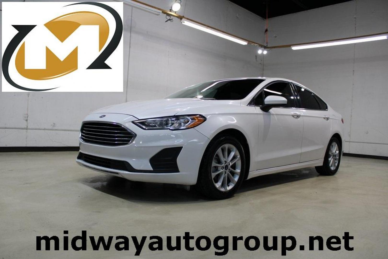 2019 White Platinum /Ebony Ford Fusion SE (3FA6P0HD9KR) with an 1.5L EcoBoost engine, Automatic transmission, located at 15300 Midway Rd., Addison, TX, 75001, (972) 702-0011, 32.958321, -96.838074 - Photo#0